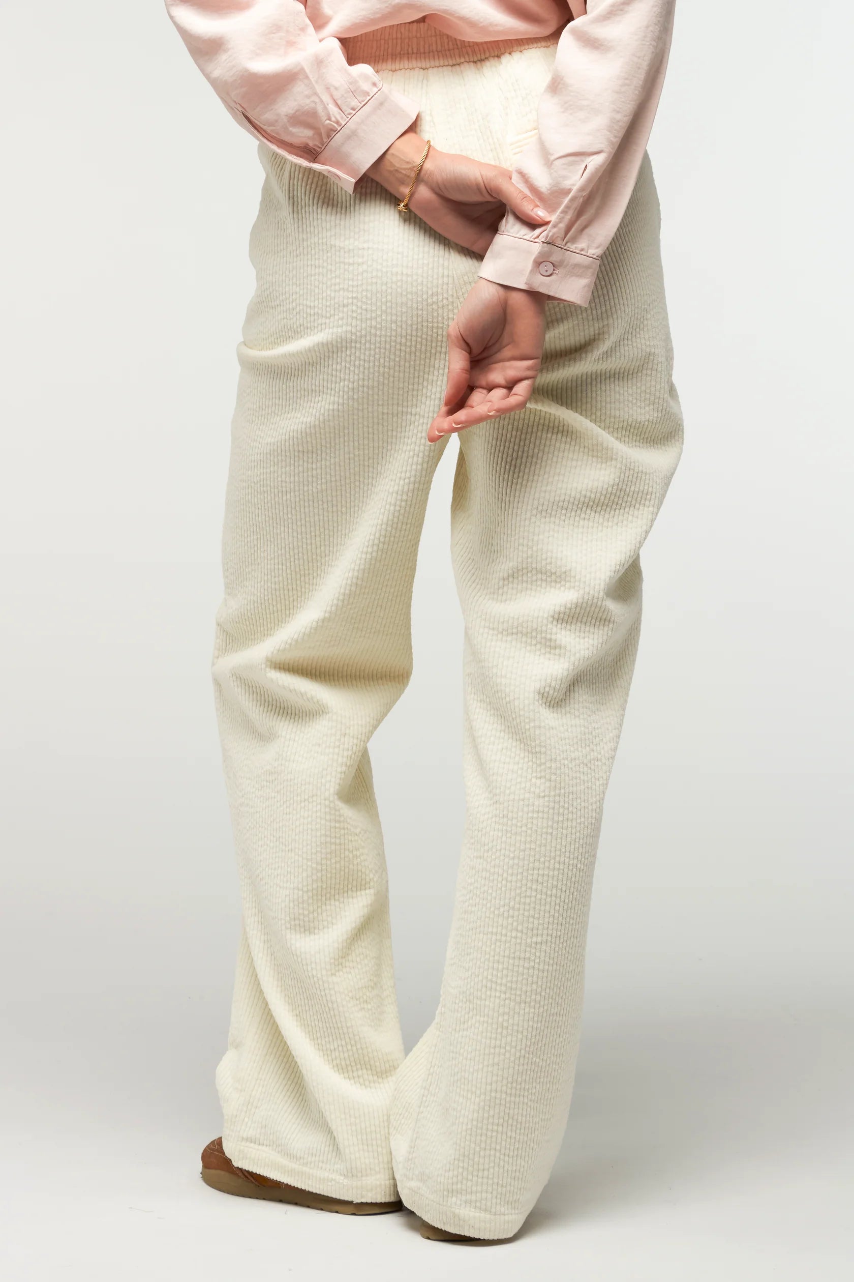Pantalon femme velours côtelé écru ou camel coupe droite confortable – Adoré Paris