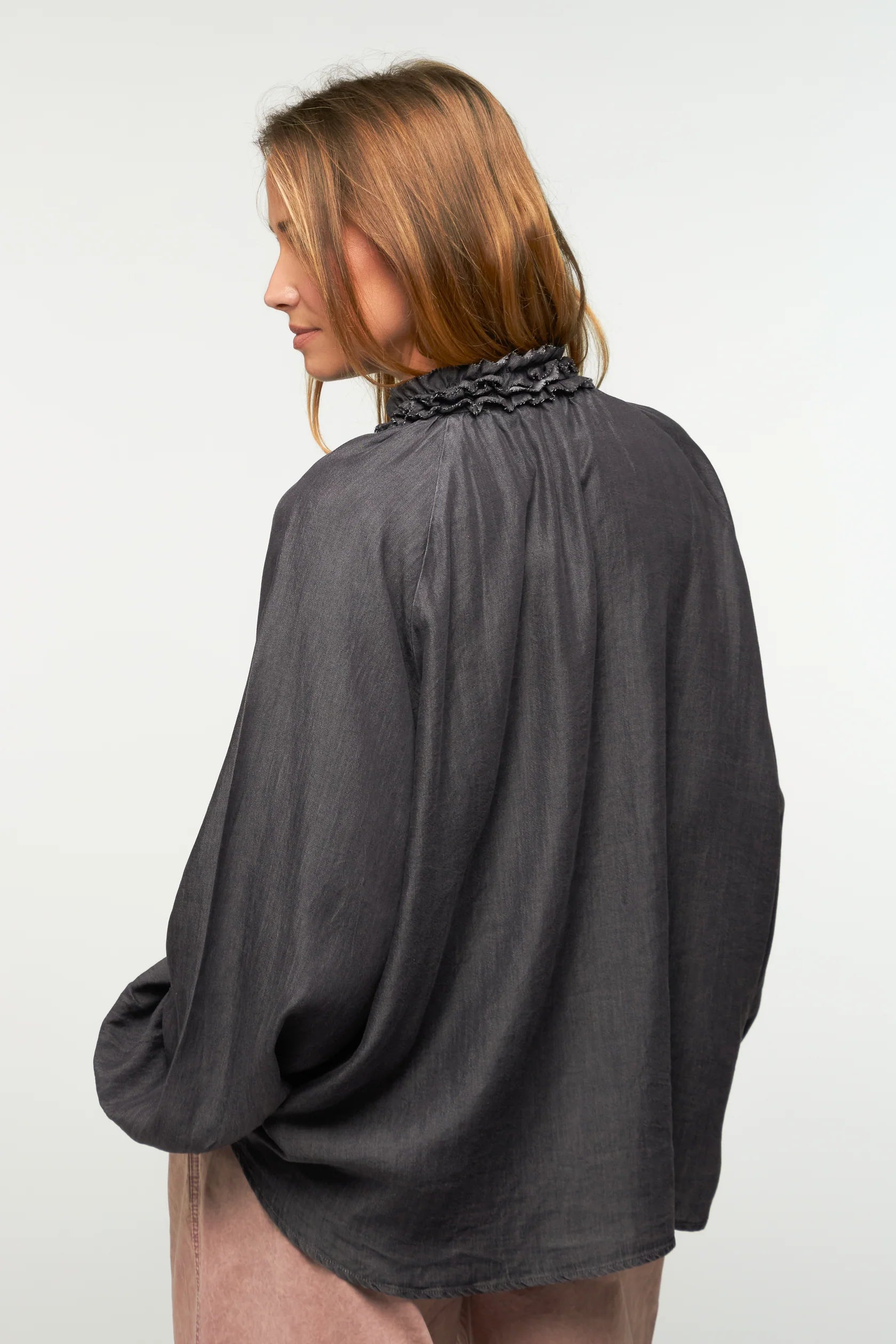Chemise Flamenca fluide à volants col froncé – Bleu, Beige, Gris - Adoré Paris