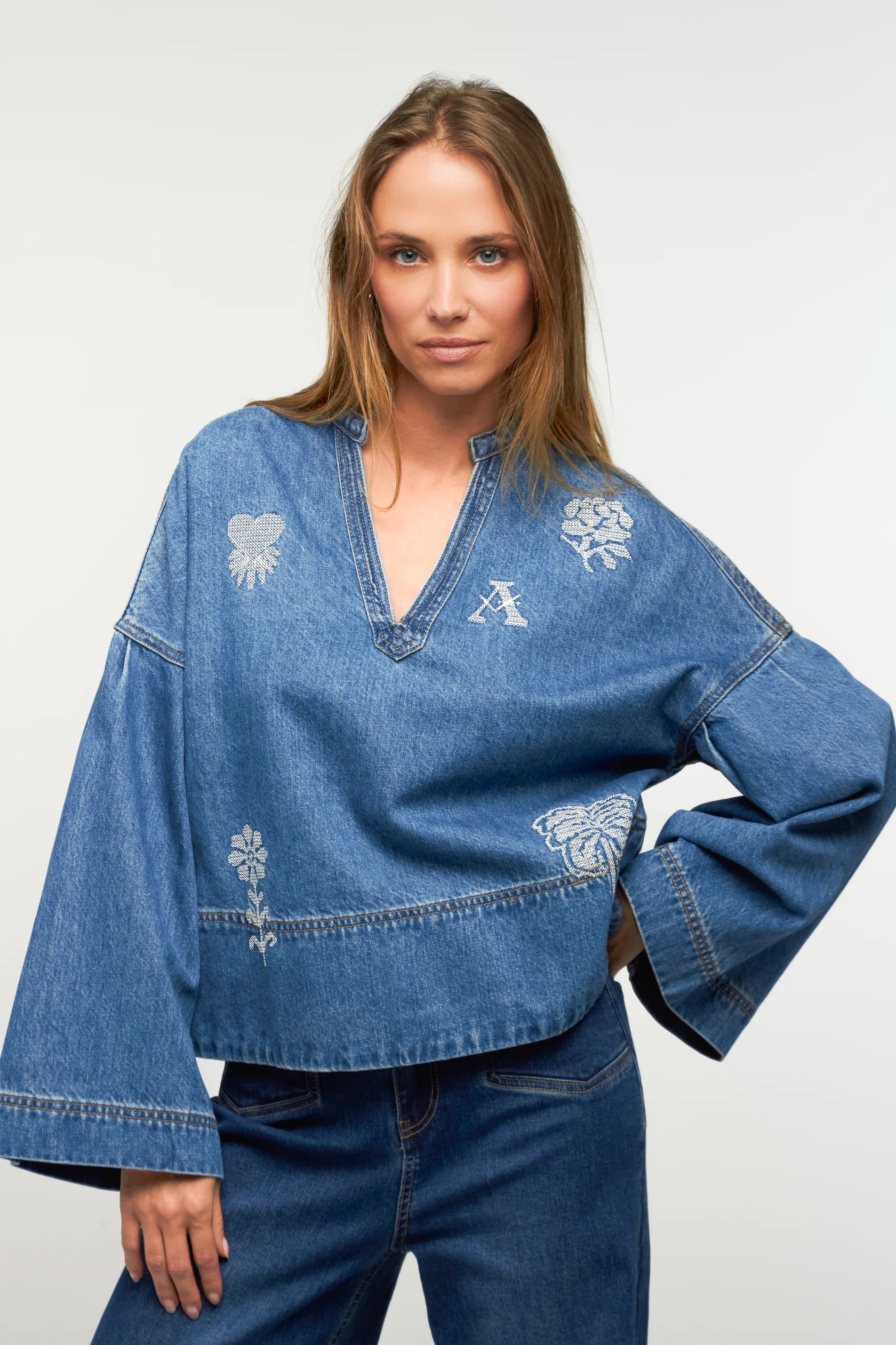 Blouse Donatelo en denim gris ou bleu – coupe ample brodée femme - Adoré Paris