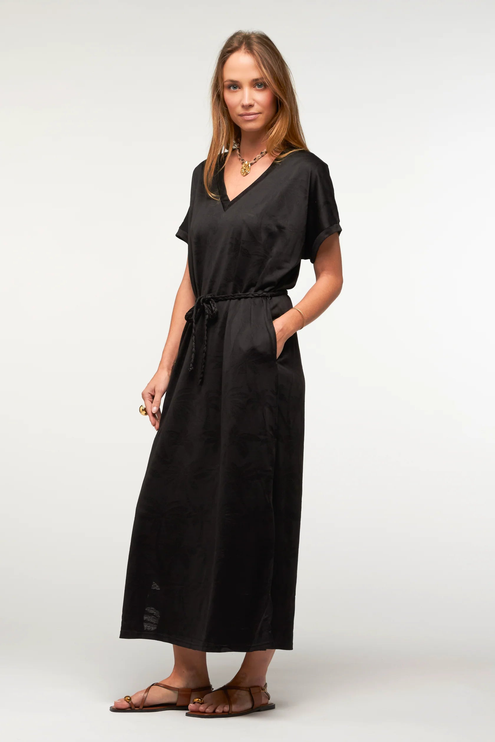 Robe longue satinée Rajina noire ou brun ceinturée col V femme – Adoré Paris