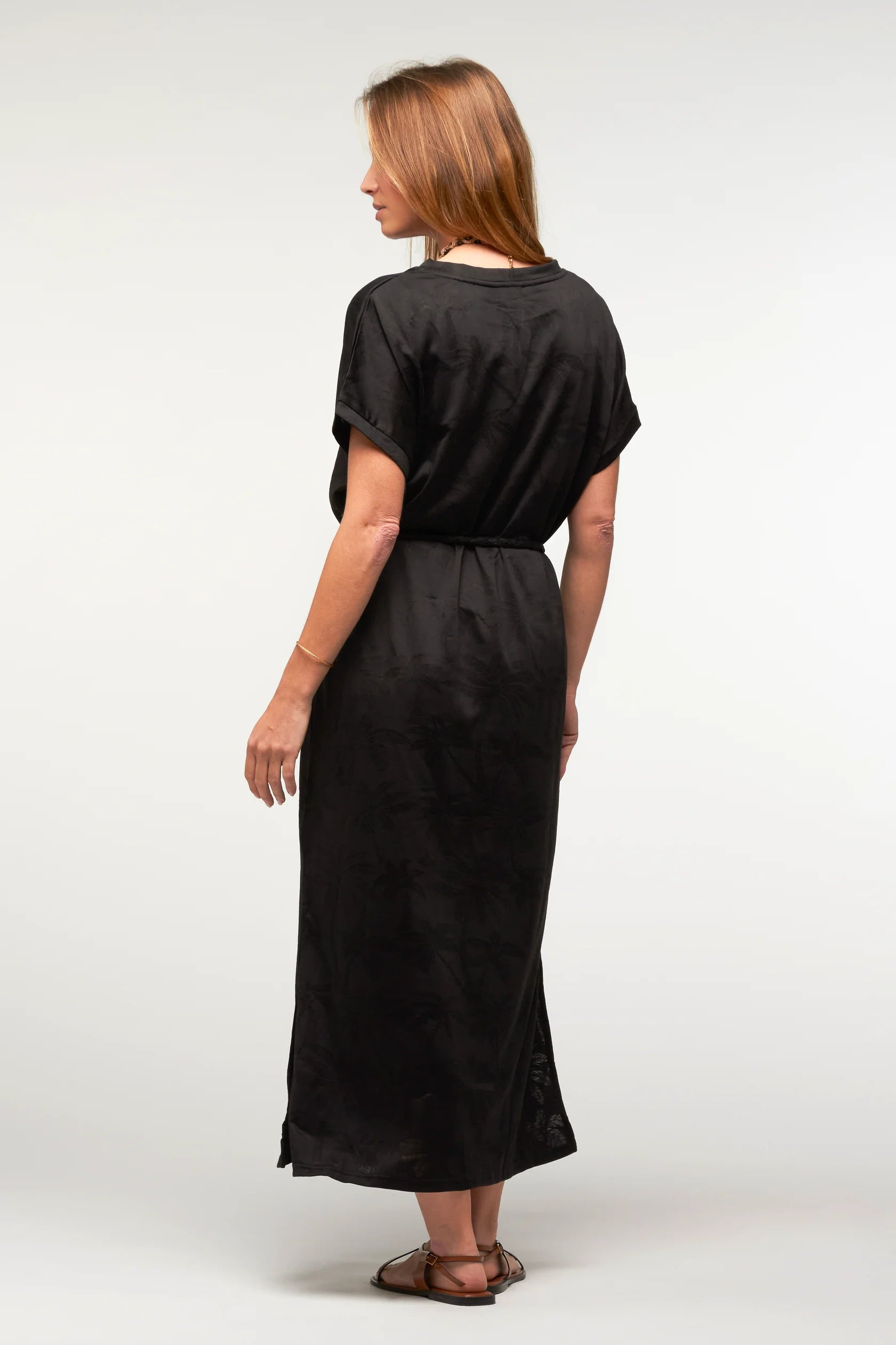 Robe longue satinée Rajina noire ou brun ceinturée col V femme – Adoré Paris