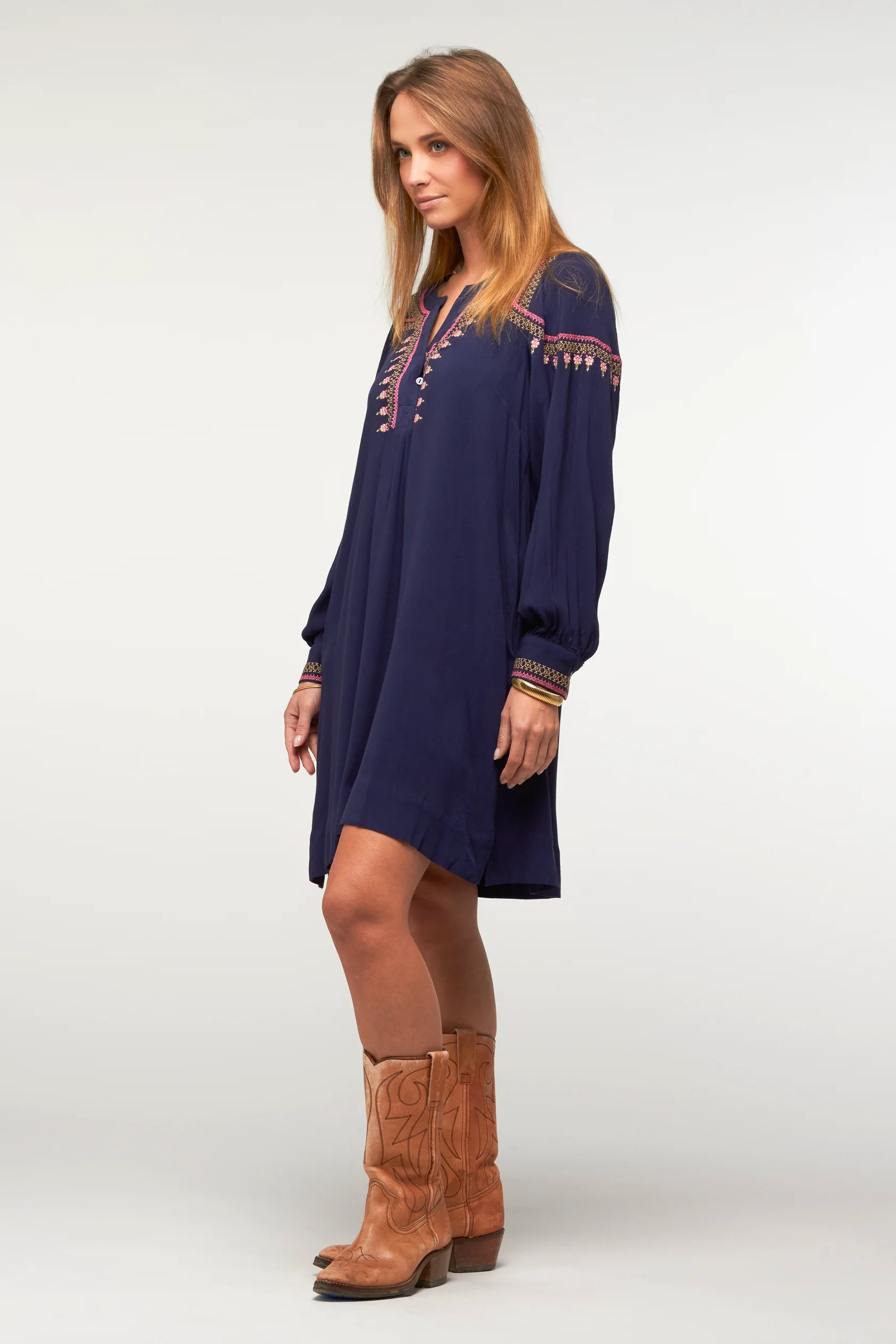 Robe Queen bleu marine broderies bohème chic manches longues – Adoré Paris