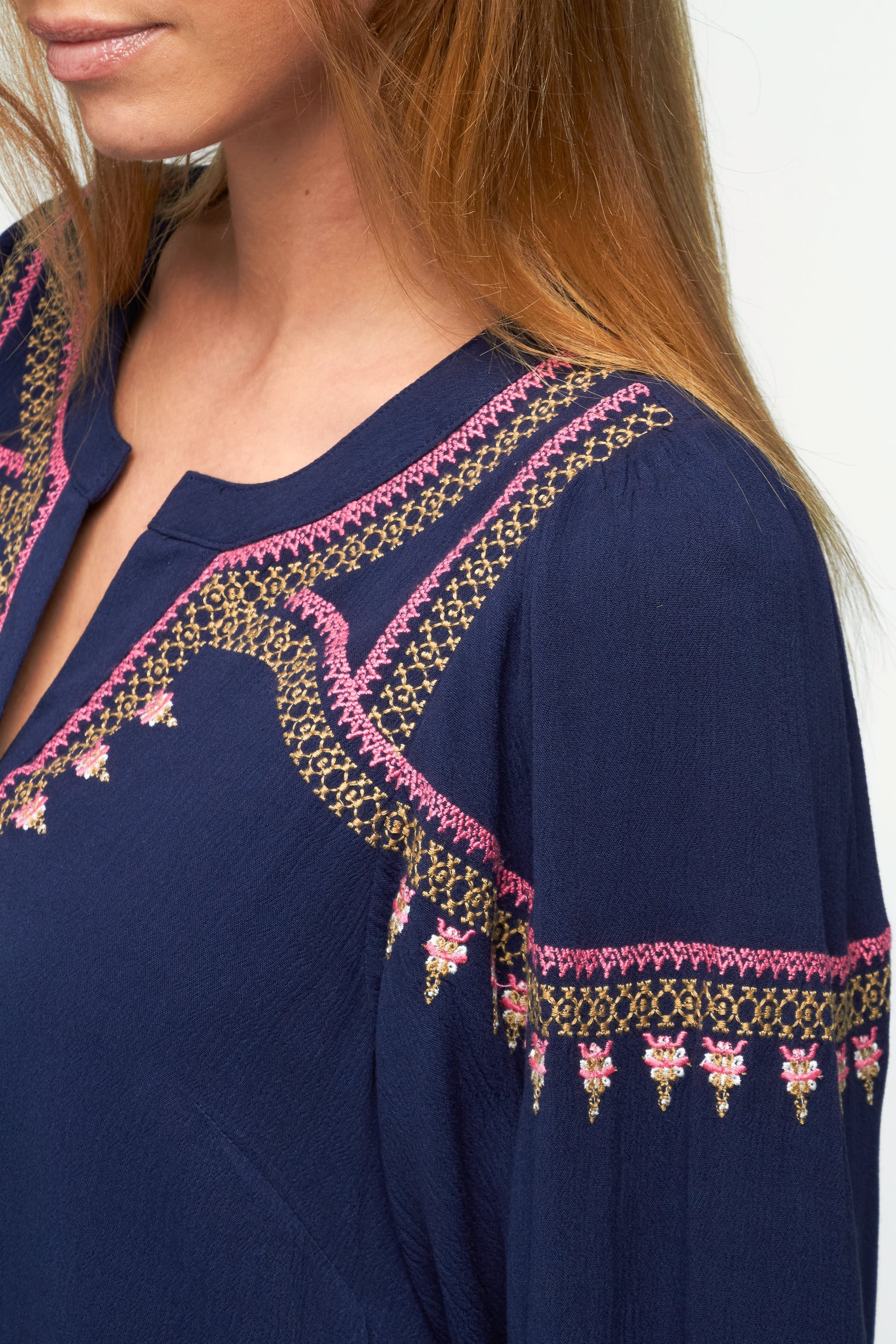 Robe Queen bleu marine broderies bohème chic manches longues – Adoré Paris