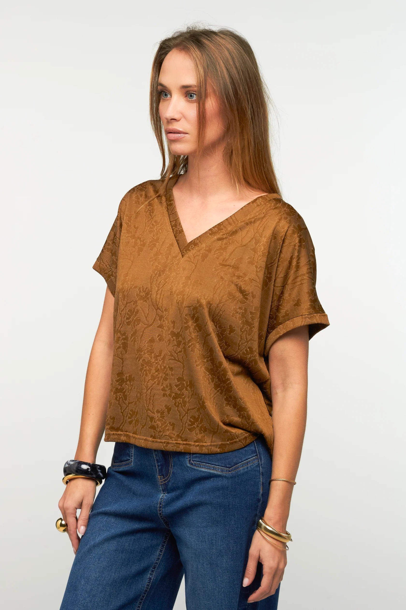 T-shirt Raja effet satiné col V femme brun ou noir – Adoré Paris