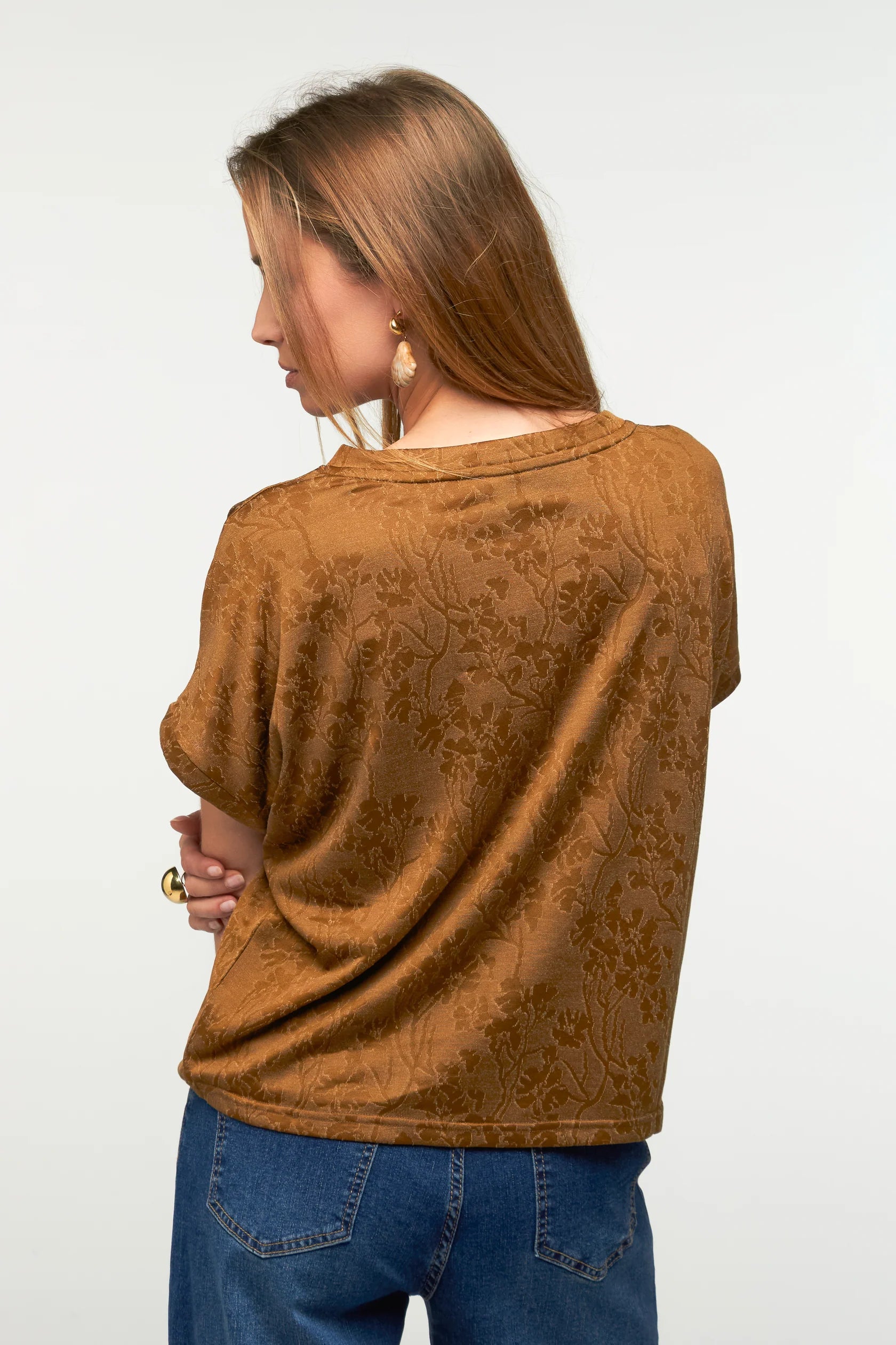 T-shirt Raja effet satiné col V femme brun ou noir – Adoré Paris