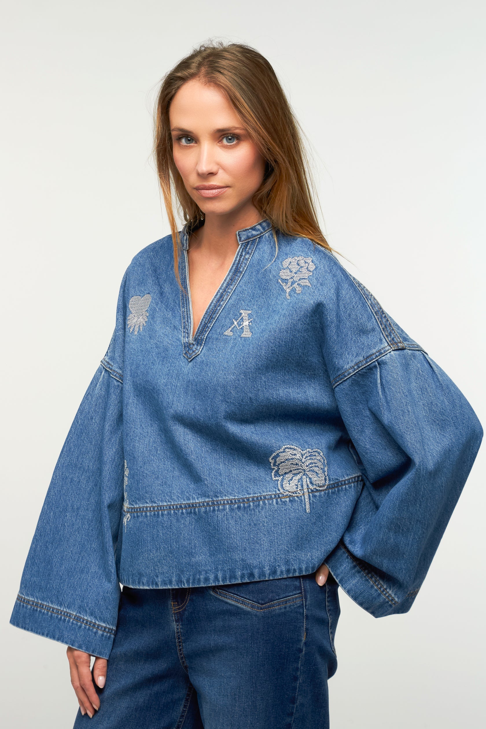 Blouse Donatelo en denim gris ou bleu – coupe ample brodée femme - Adoré Paris