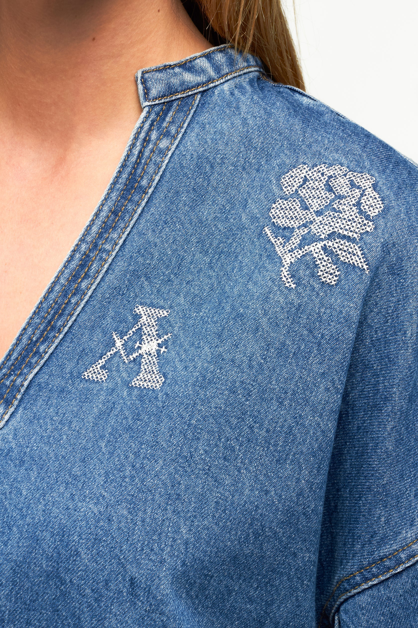 Blouse Donatelo en denim gris ou bleu – coupe ample brodée femme - Adoré Paris