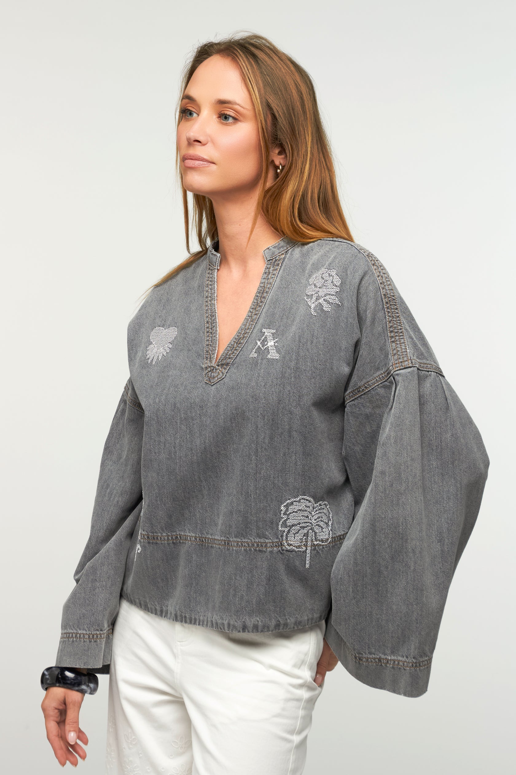 Blouse Donatelo en denim gris ou bleu – coupe ample brodée femme - Adoré Paris