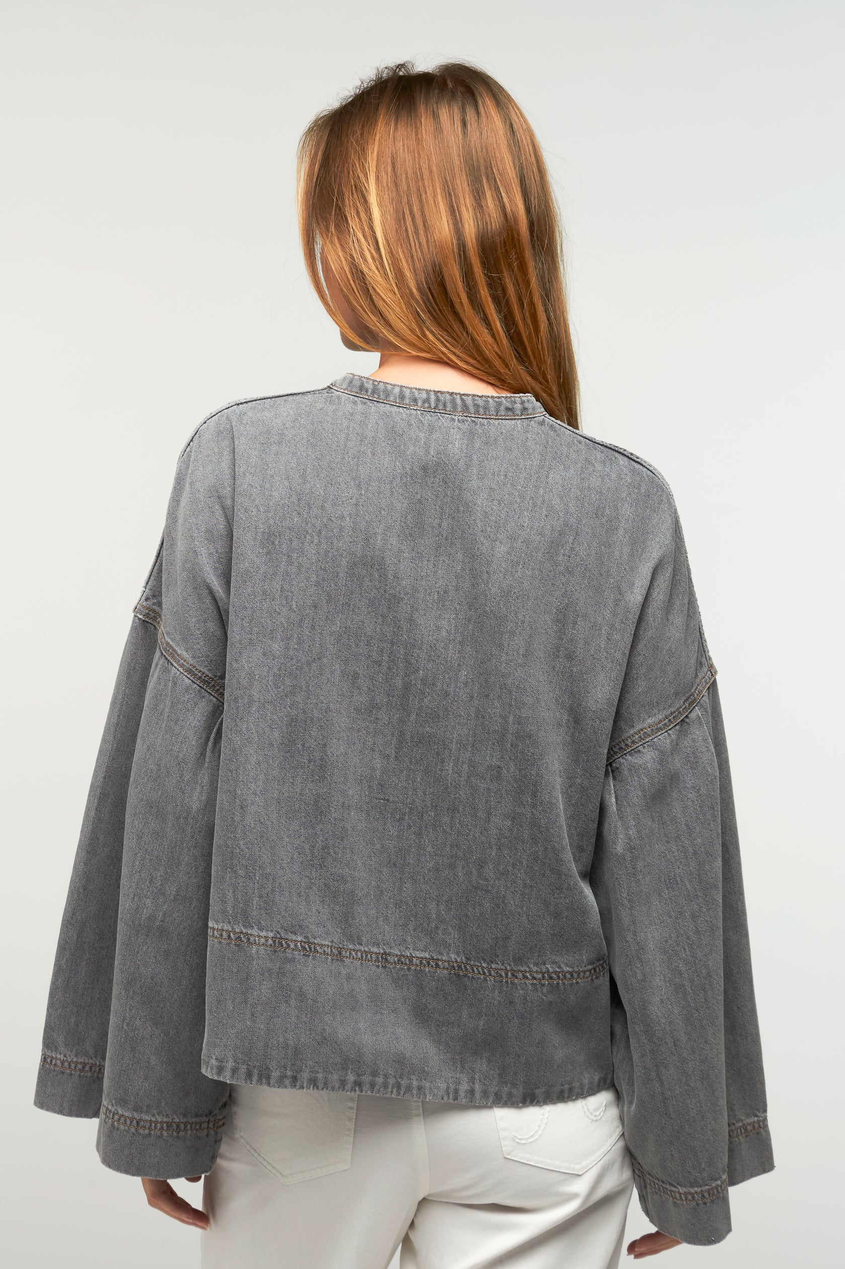 Blouse Donatelo en denim gris ou bleu – coupe ample brodée femme - Adoré Paris