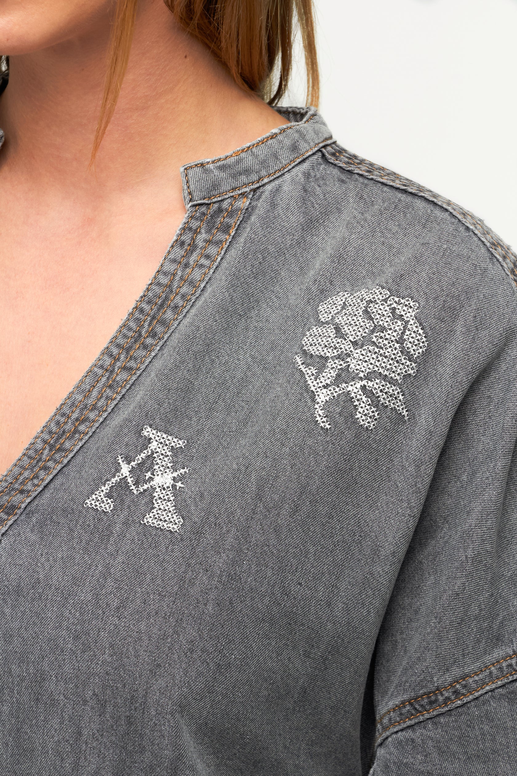 Blouse Donatelo en denim gris ou bleu – coupe ample brodée femme - Adoré Paris