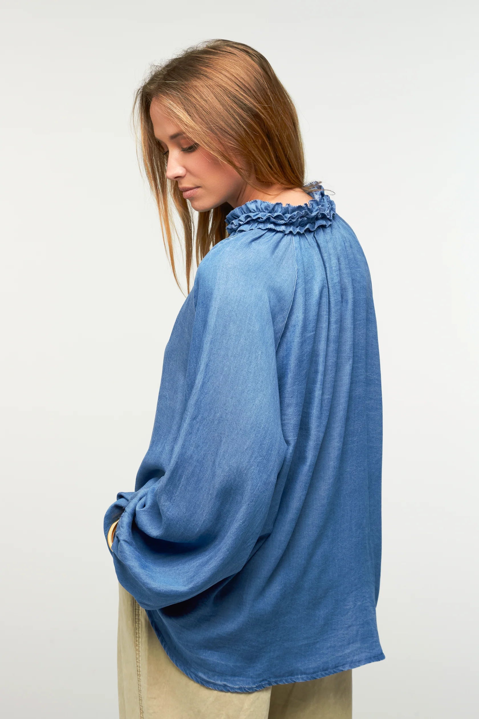 Chemise Flamenca fluide à volants col froncé – Bleu, Beige, Gris - Adoré Paris