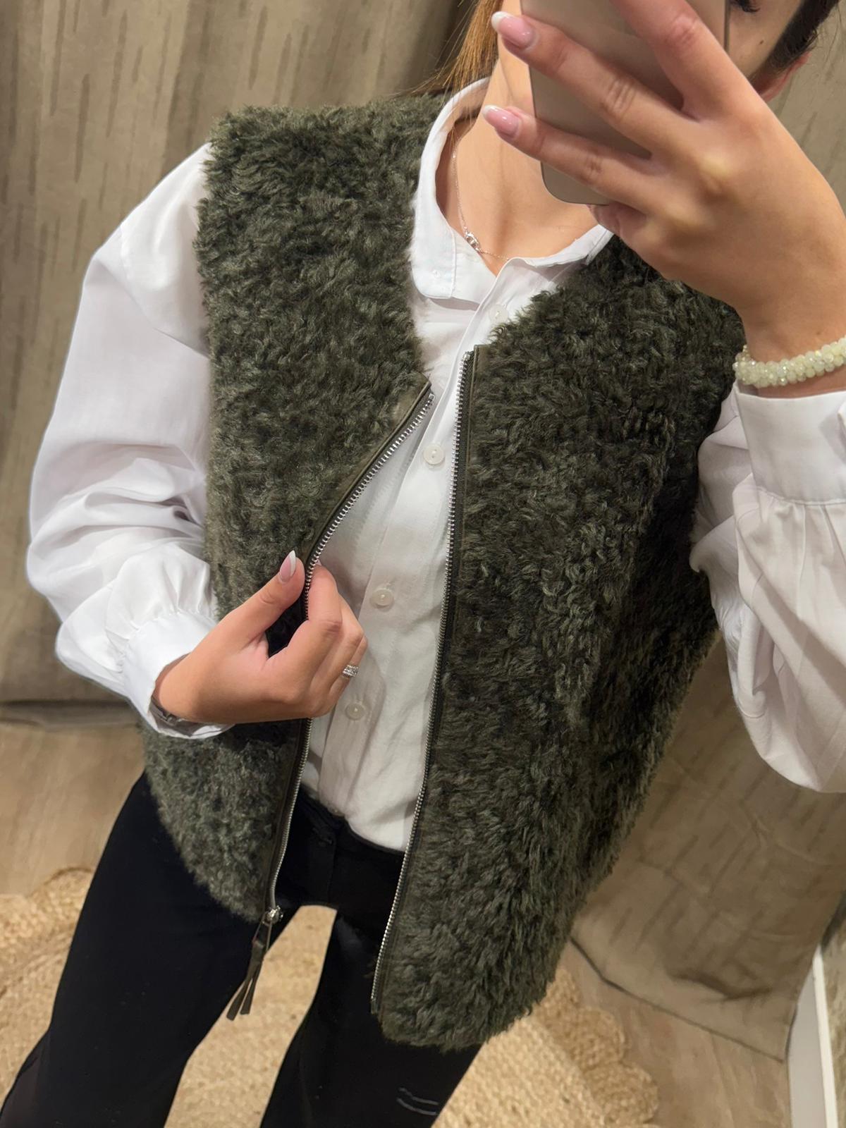 Gilet Sans Manches Femme en Fausse Fourrure Kaki – Adoré Ludmila, Doux & Chaud, Style Bohème Élegant