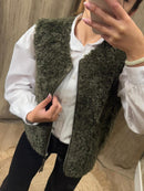 Gilet Sans Manches Femme en Fausse Fourrure Kaki – Adoré Ludmila, Doux & Chaud, Style Bohème Élegant