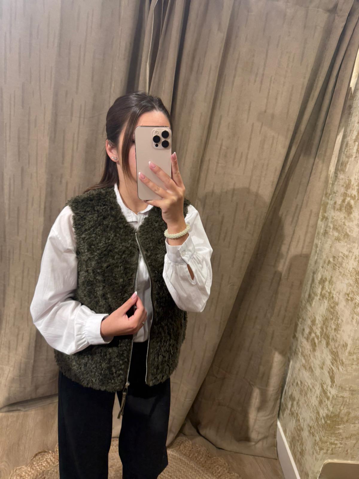 Gilet Sans Manches Femme en Fausse Fourrure Kaki – Adoré Ludmila, Doux & Chaud, Style Bohème Élegant