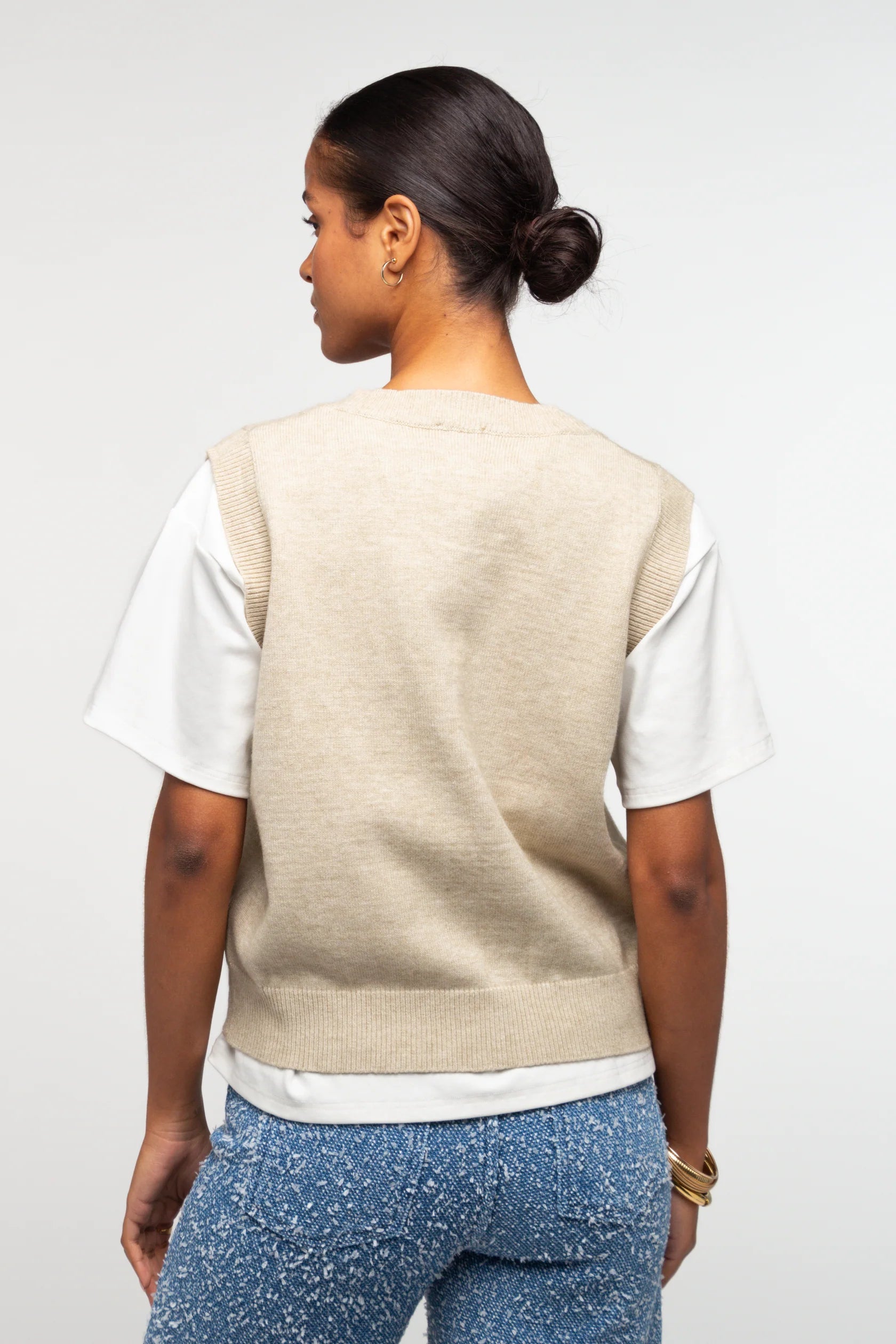 Gilet sans manches femme Léonie à boutons maille fine – Beige, bleu marine, rouge – Adoré Paris