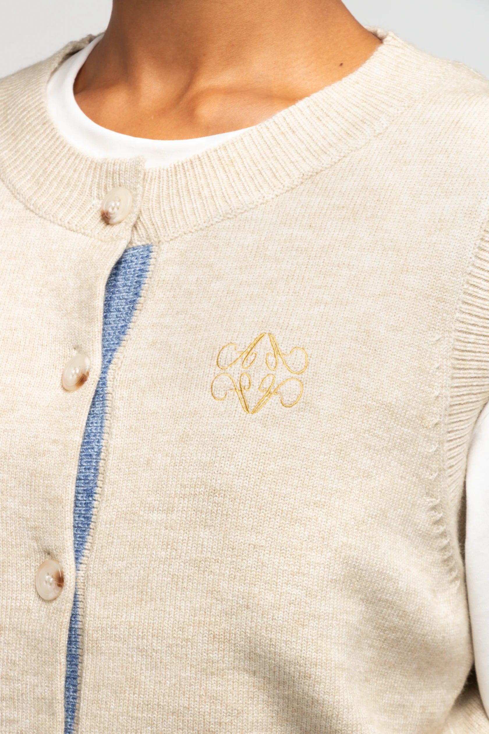 Gilet sans manches femme Léonie à boutons maille fine – Beige, bleu marine, rouge – Adoré Paris