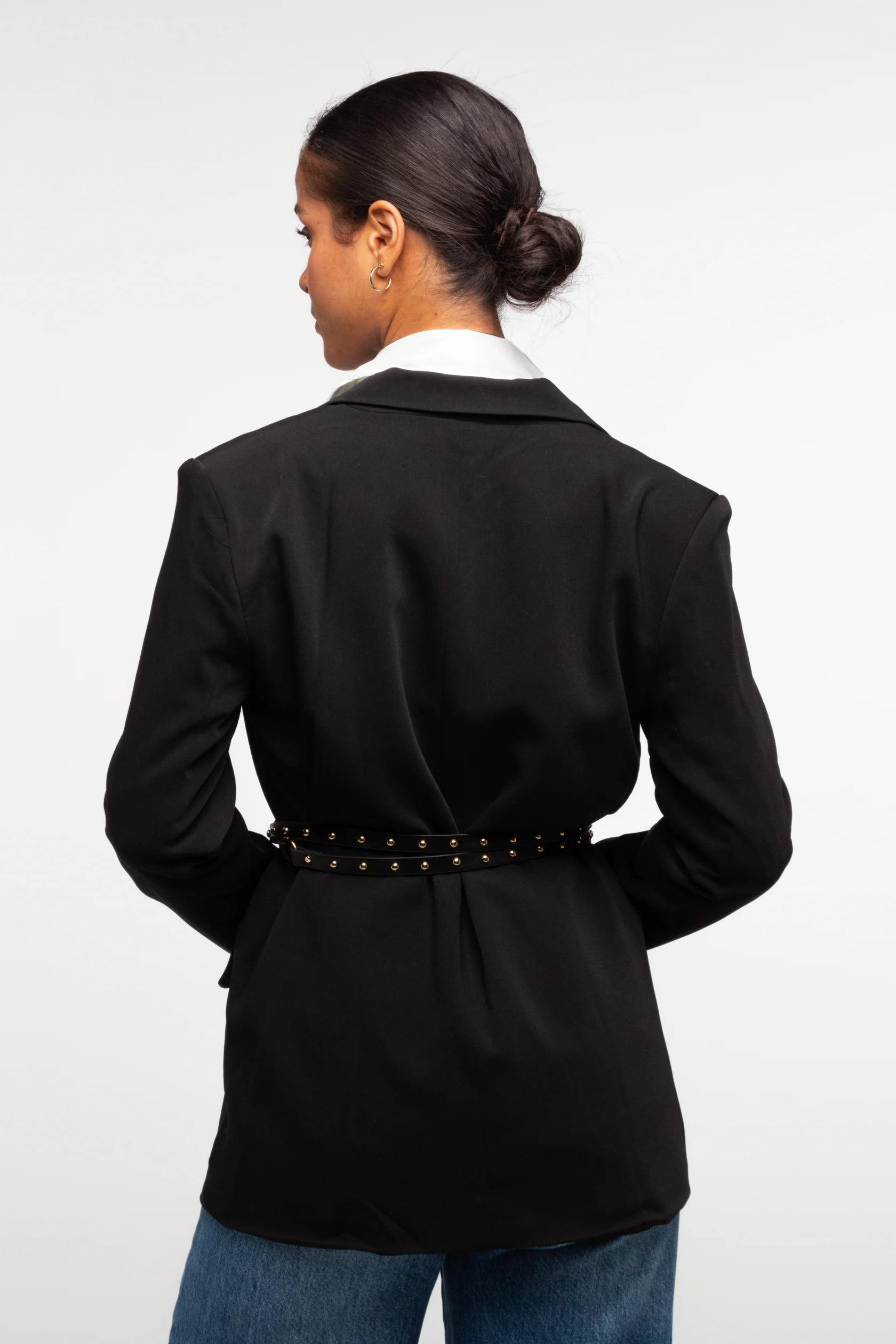 Blazer noir ceinturé femme avec détails cloutés – Coupe élégante et structurée Pao – Adoré Paris