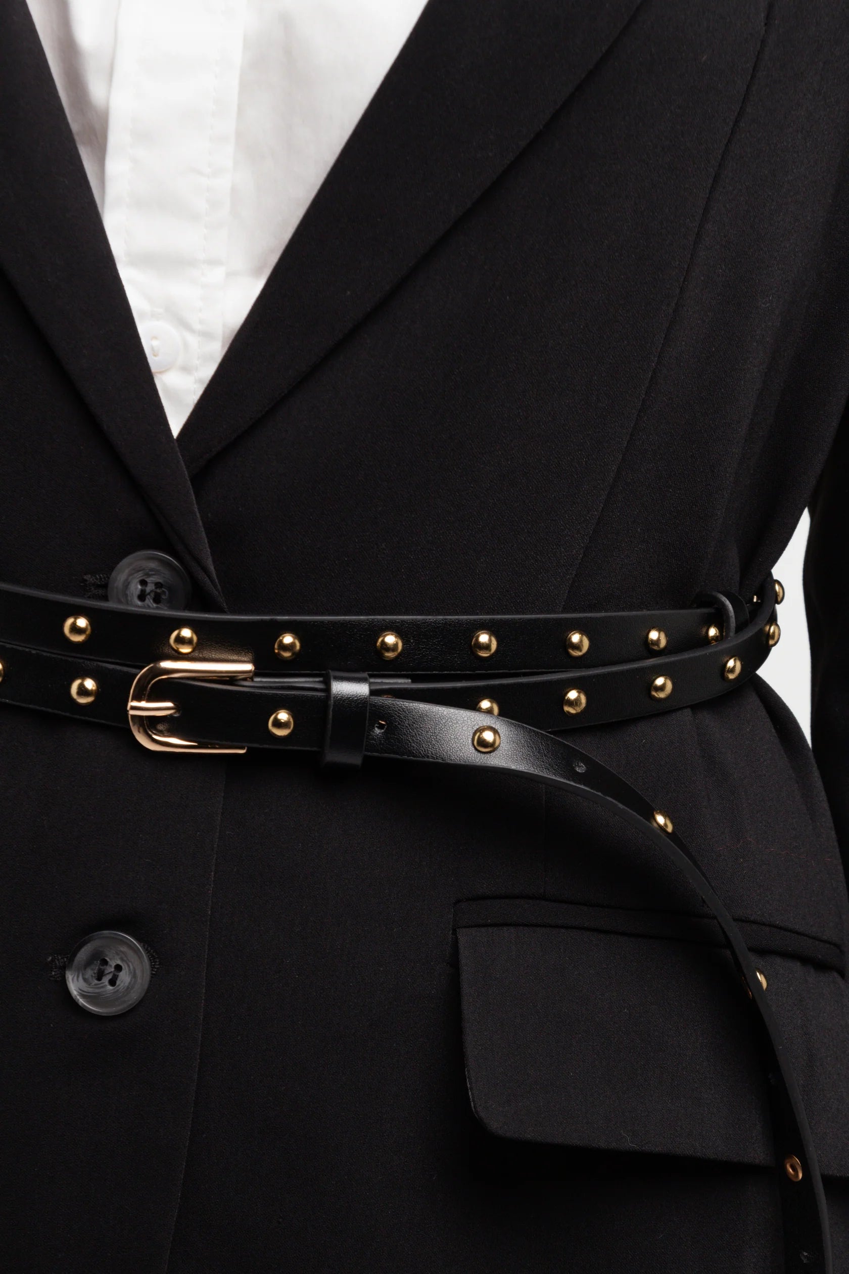 Blazer noir ceinturé femme avec détails cloutés – Coupe élégante et structurée Pao – Adoré Paris