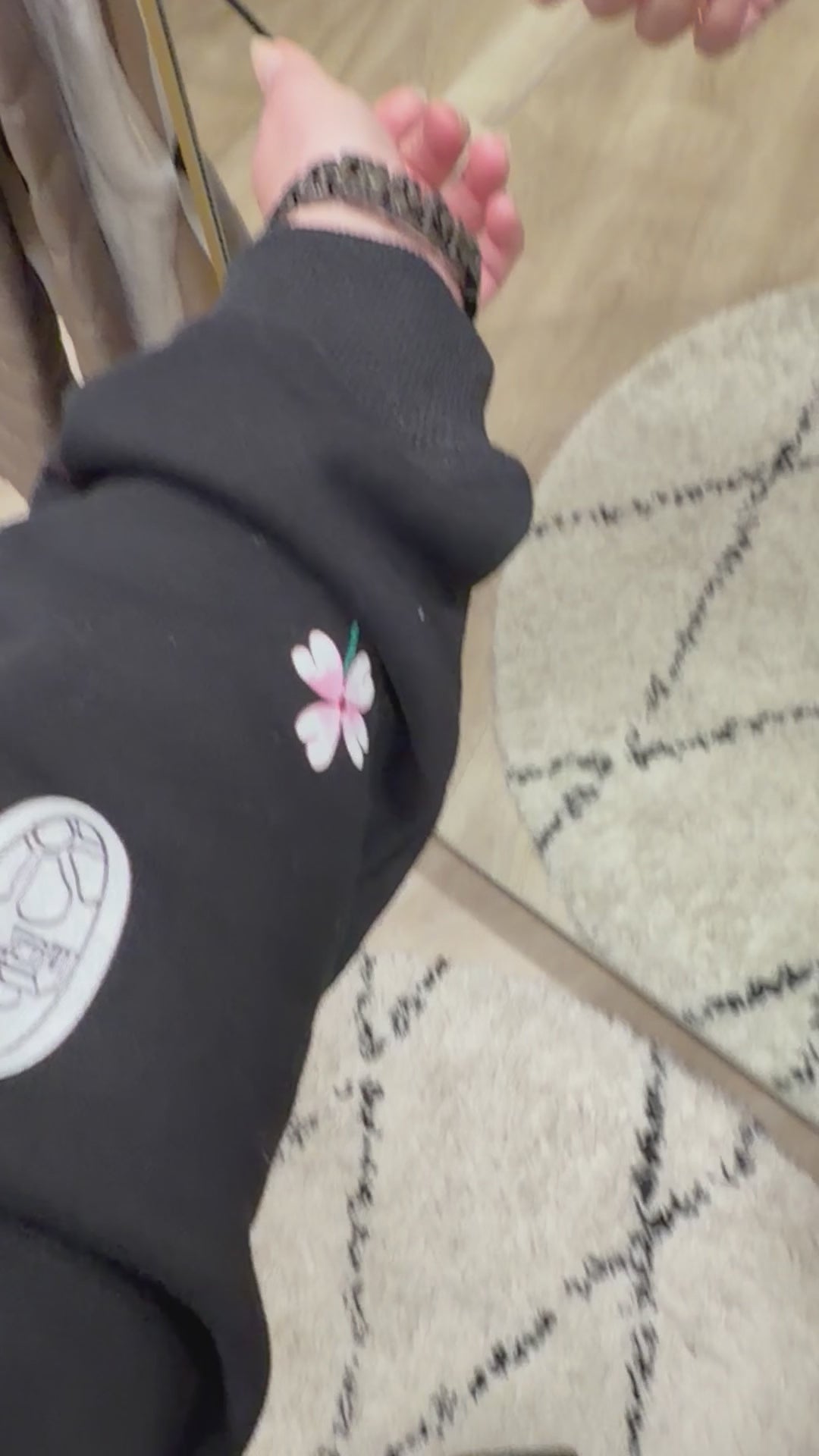 Charger la vidéo : Sweat-shirt noir cropped imprimé femme Emilien – Adoré Paris