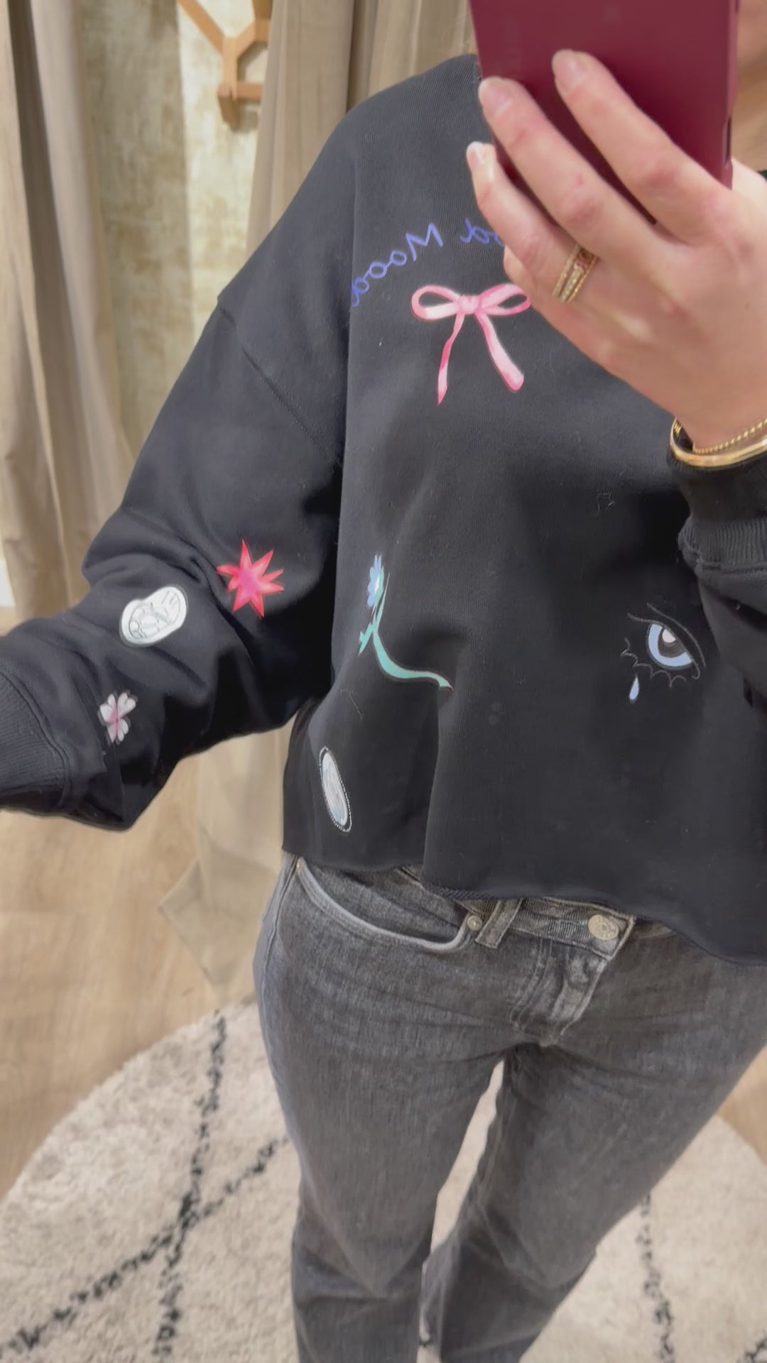 Charger la vidéo : Sweat-shirt noir cropped imprimé femme Emilien – Adoré Paris