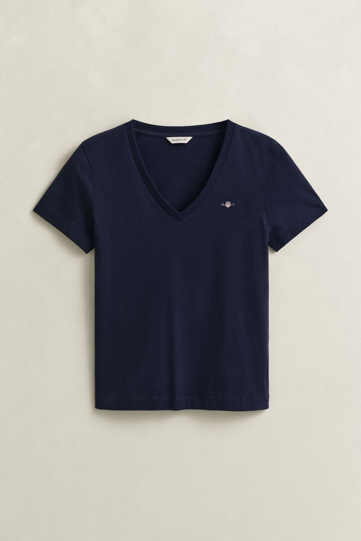 T-shirt col V Shield en coton - Coupe féminine et confort premium – Gant