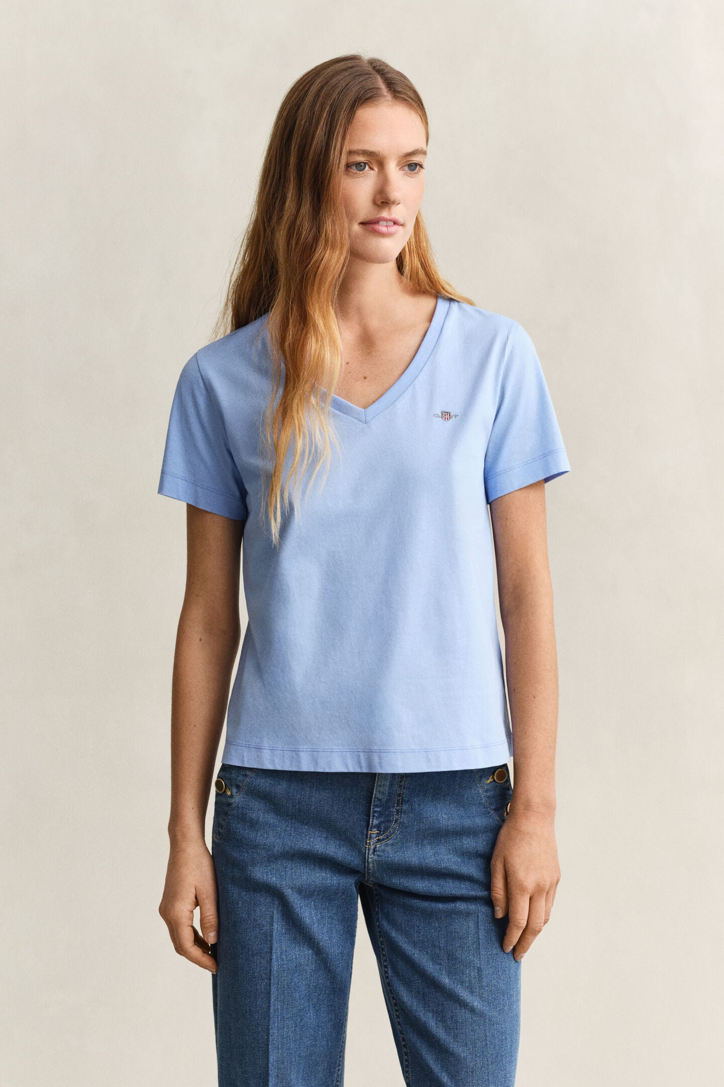 T-shirt col V Shield en coton - Coupe féminine et confort premium – Gant