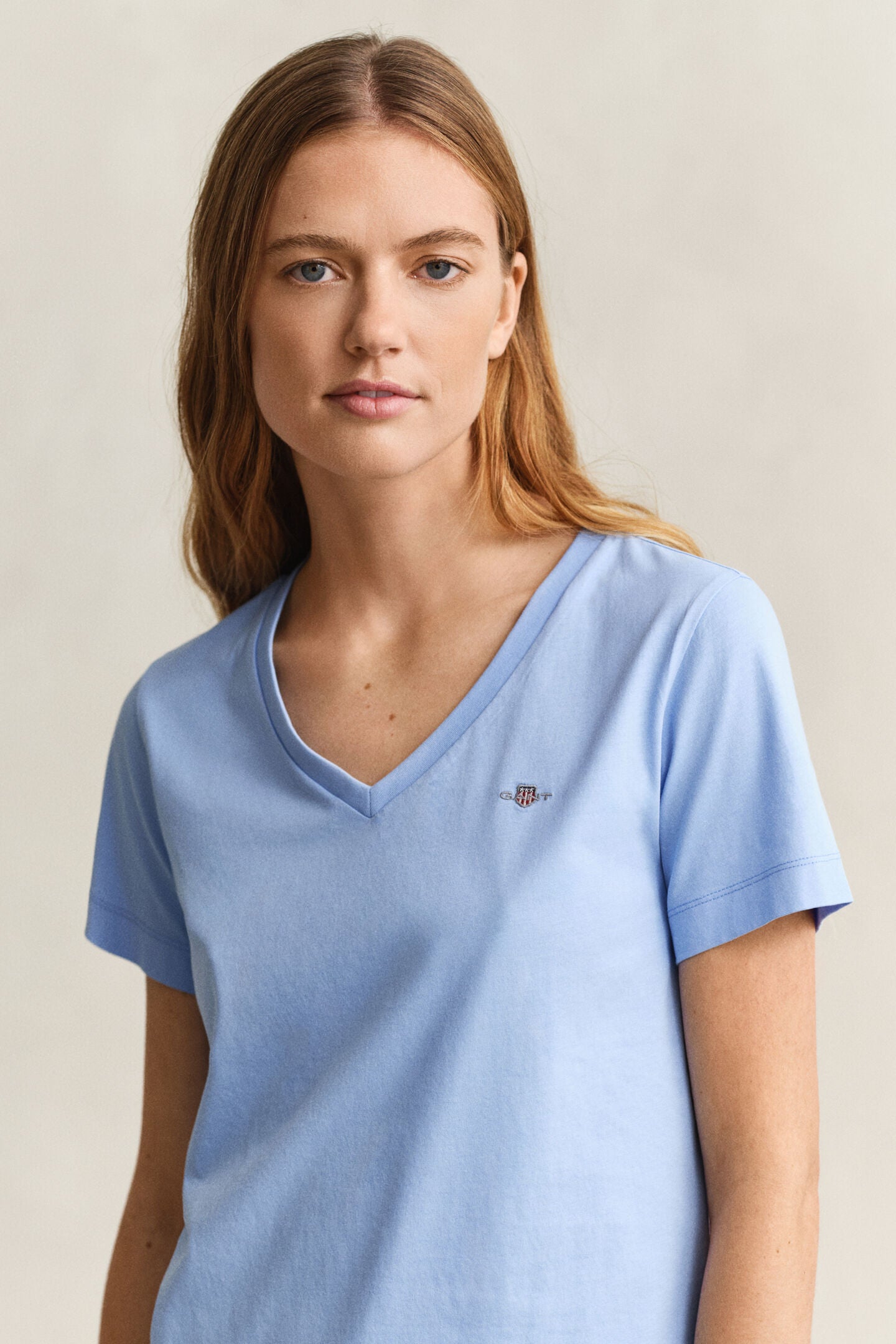 T-shirt col V Shield en coton - Coupe féminine et confort premium – Gant