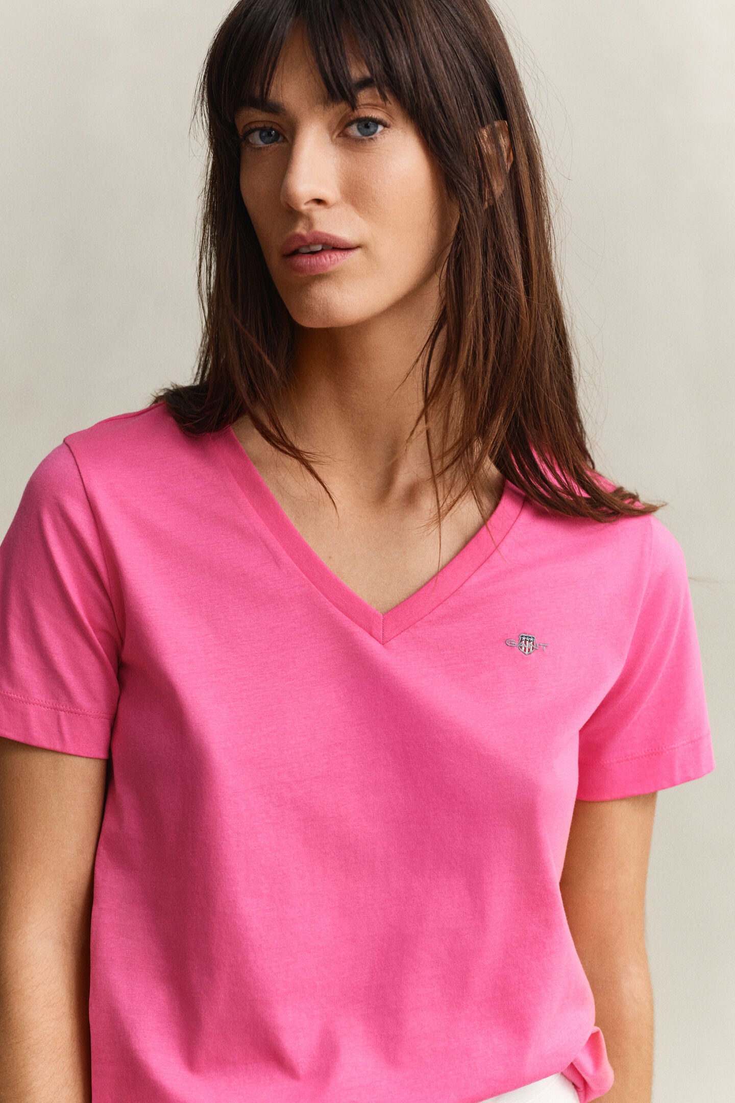 T-shirt col V Shield en coton - Coupe féminine et confort premium – Gant