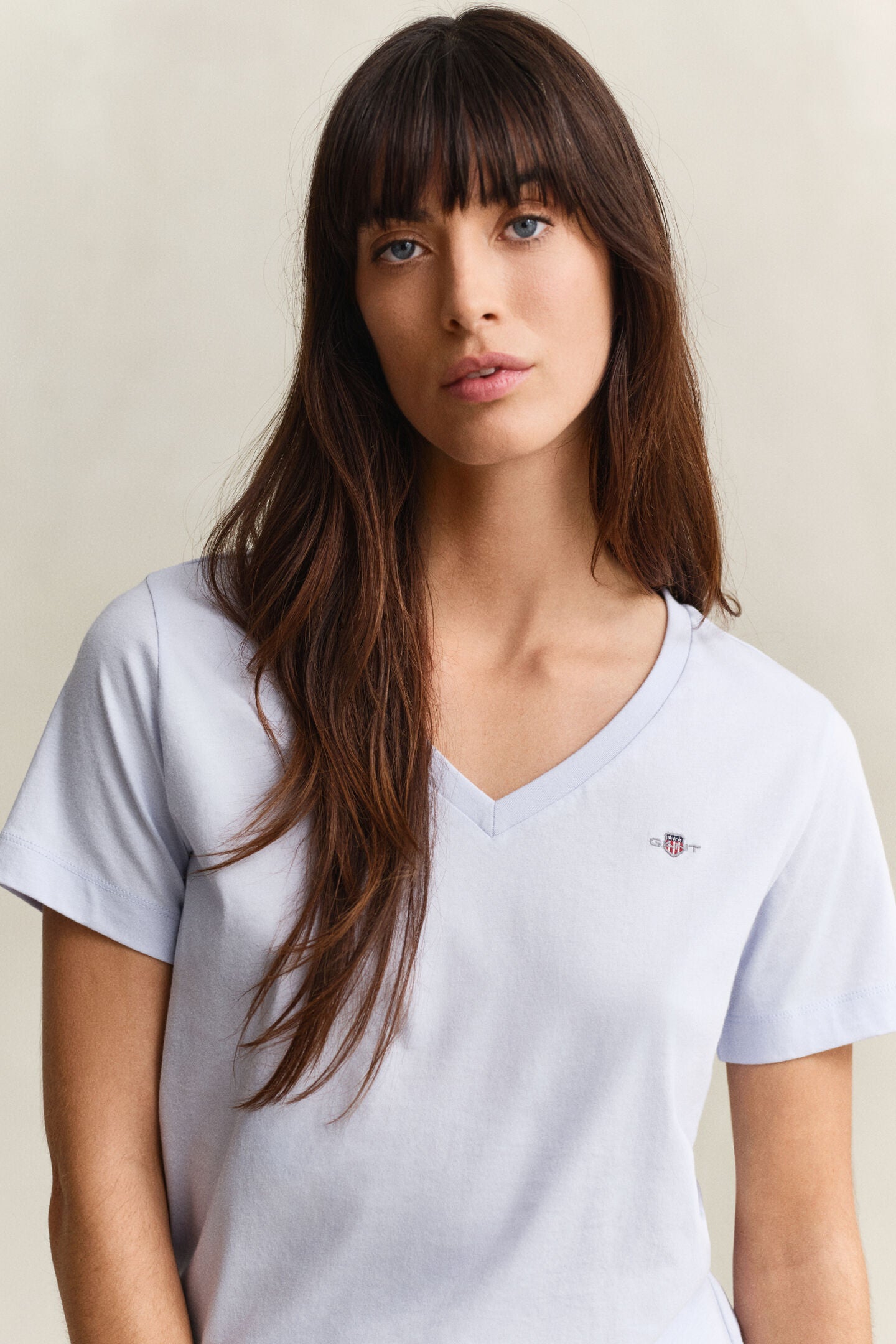 T-shirt col V Shield en coton - Coupe féminine et confort premium – Gant
