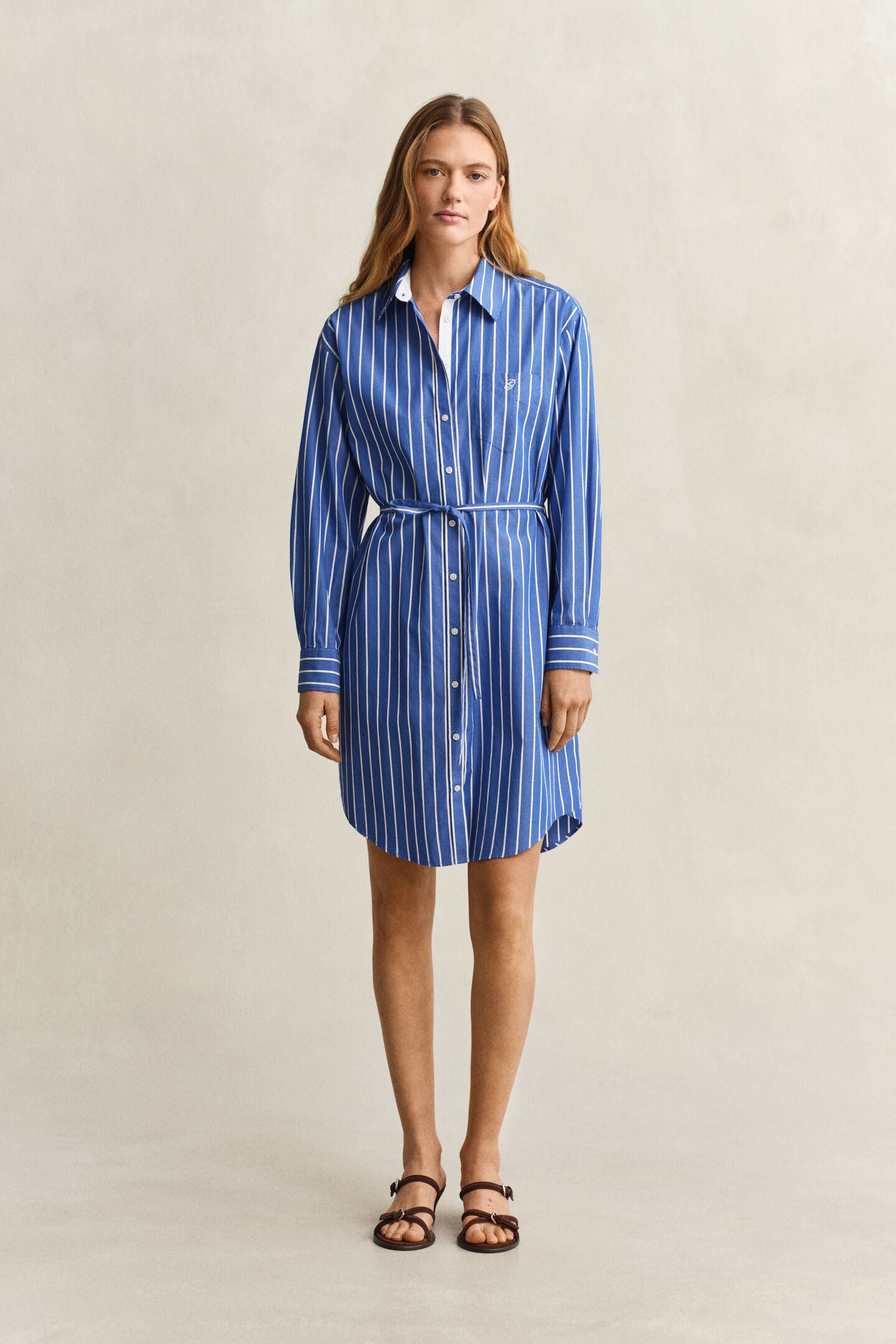 Robe chemise rayée en popeline bleue ceinturée femme – Gant