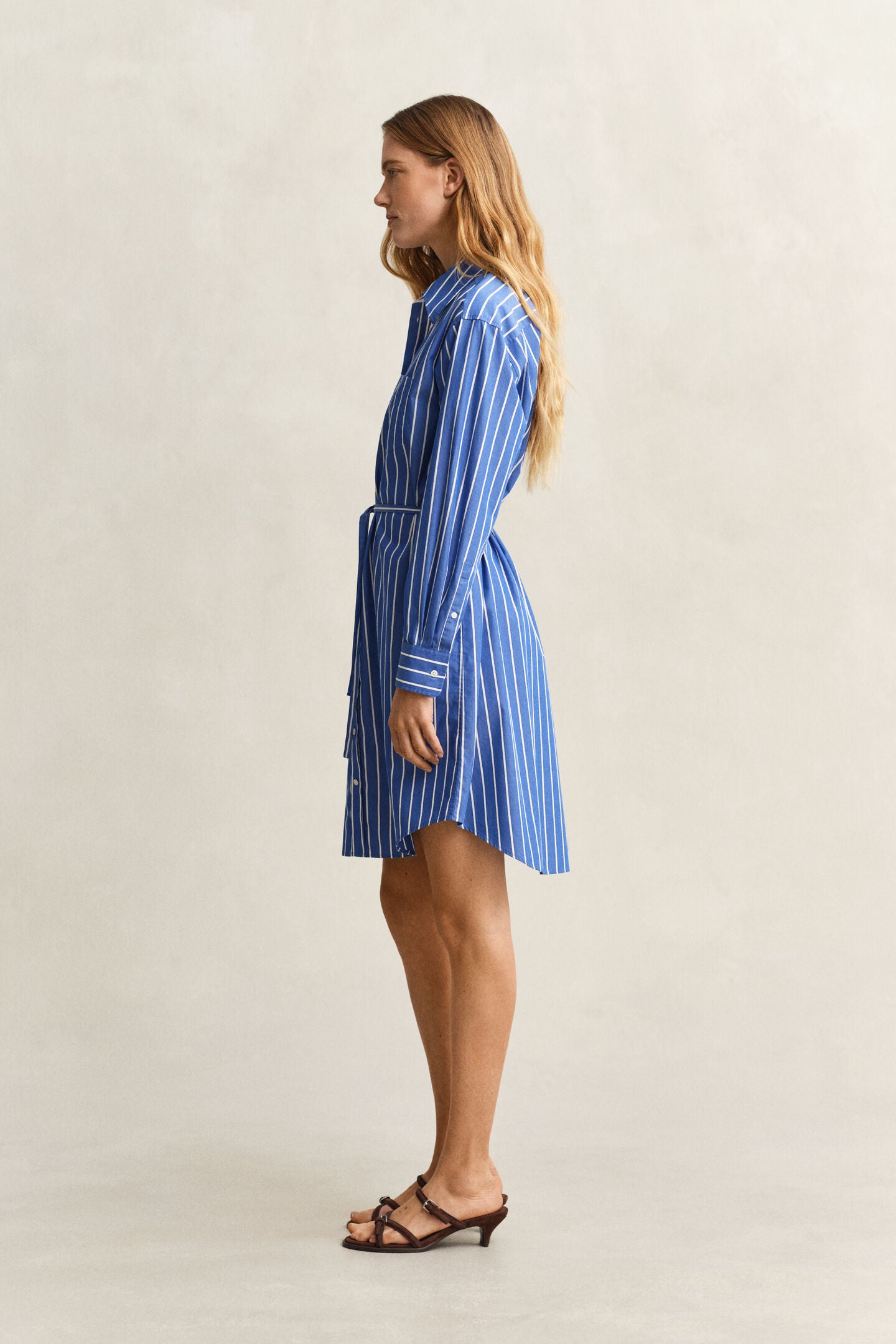 Robe chemise rayée en popeline bleue ceinturée femme – Gant