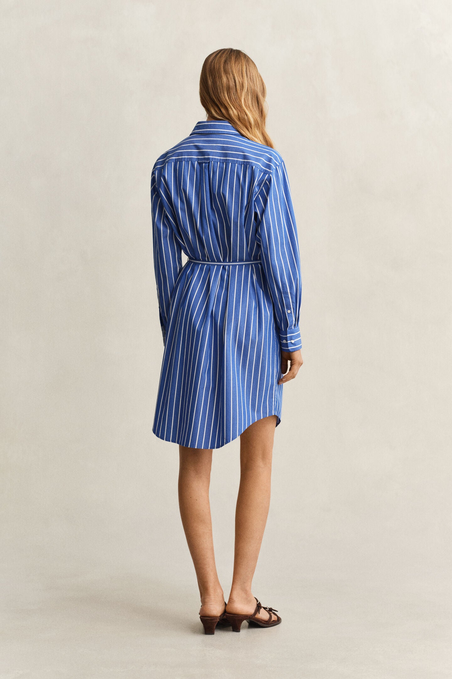 Robe chemise rayée en popeline bleue ceinturée femme – Gant