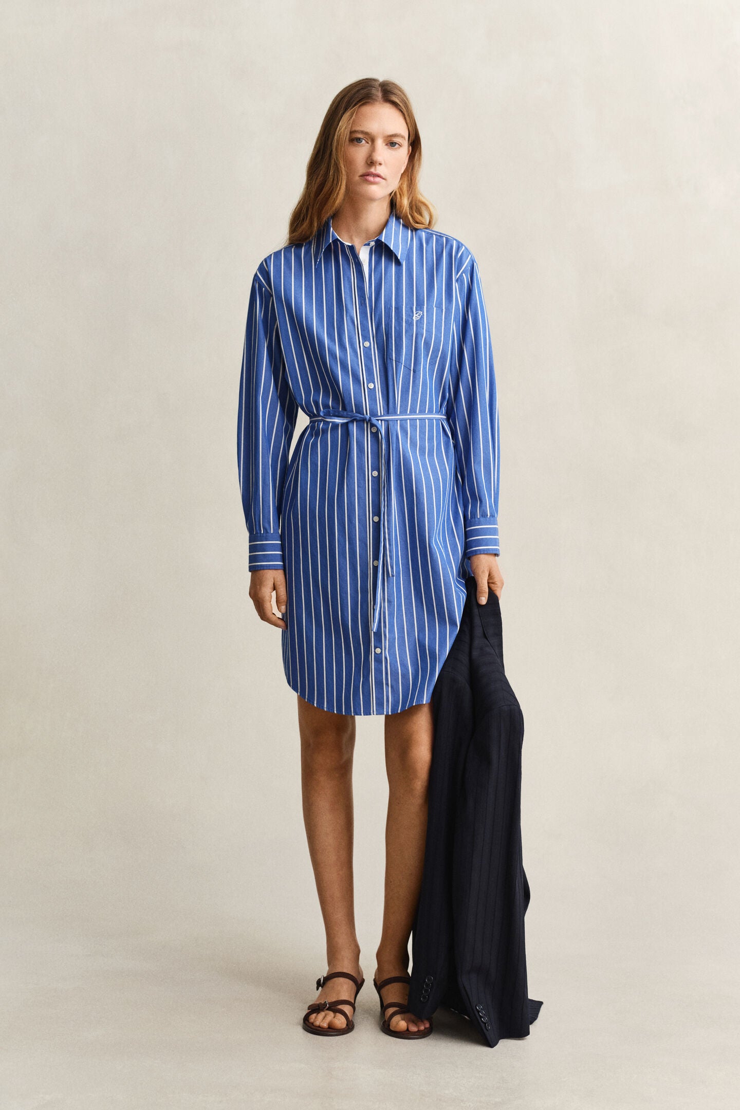Robe chemise rayée en popeline bleue ceinturée femme – Gant