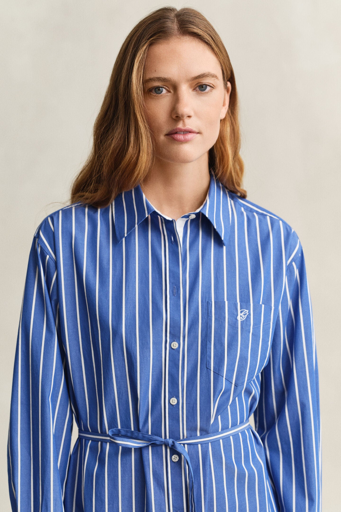 Robe chemise rayée en popeline bleue ceinturée femme – Gant