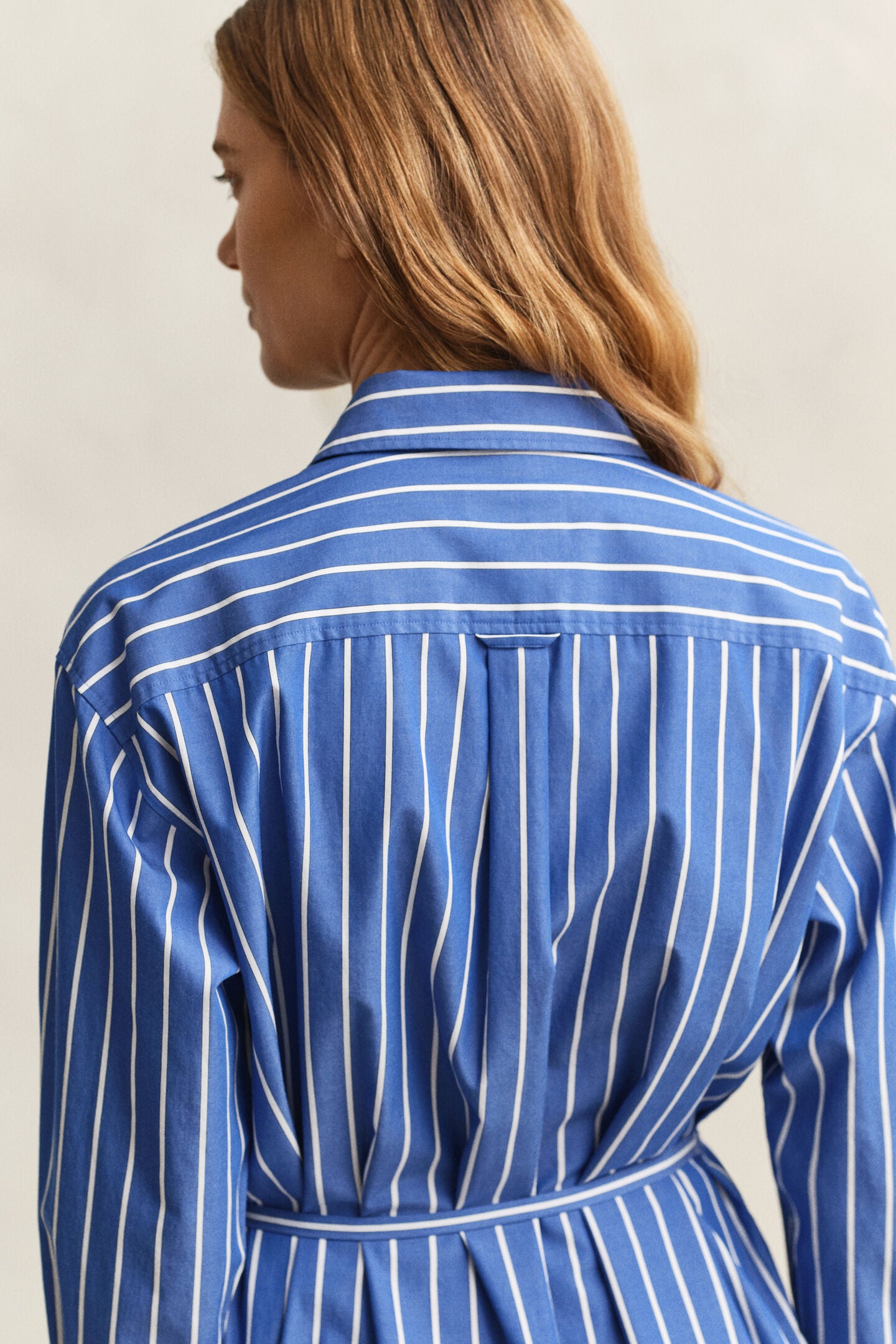 Robe chemise rayée en popeline bleue ceinturée femme – Gant