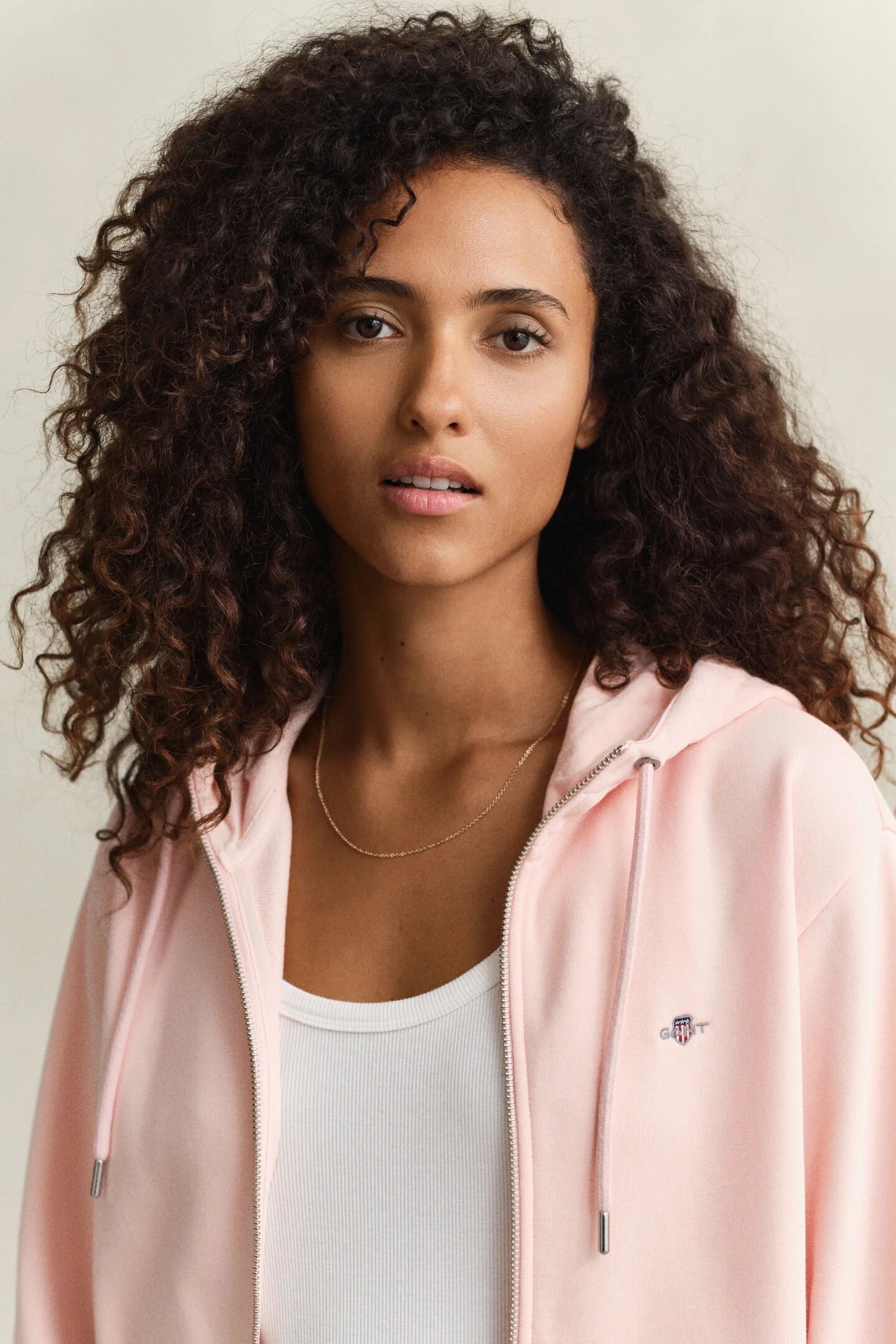 Sweat à capuche zippé rose pastel – élégance casual — Gant