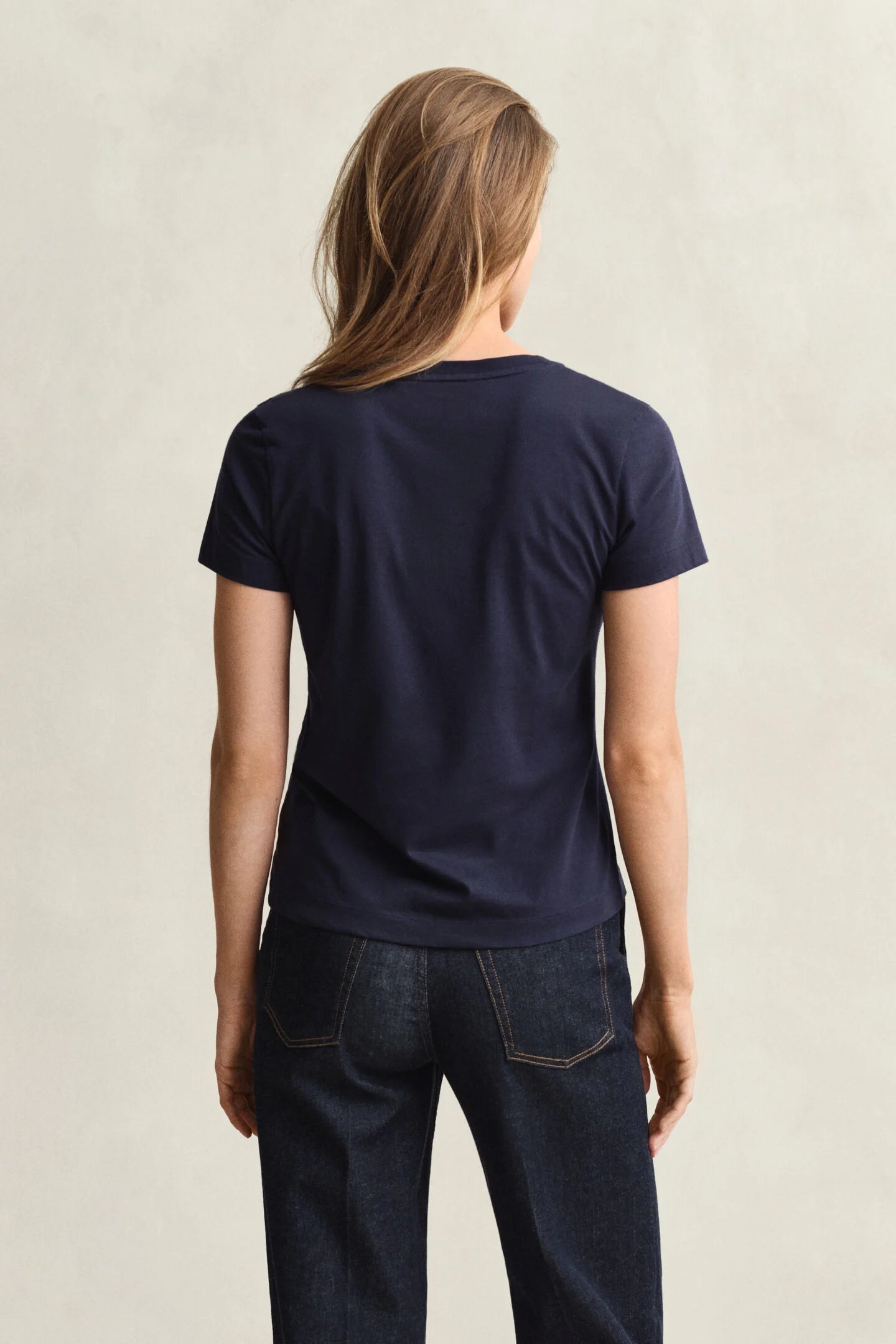 T-shirt col V Shield en coton - Coupe féminine et confort premium – Gant