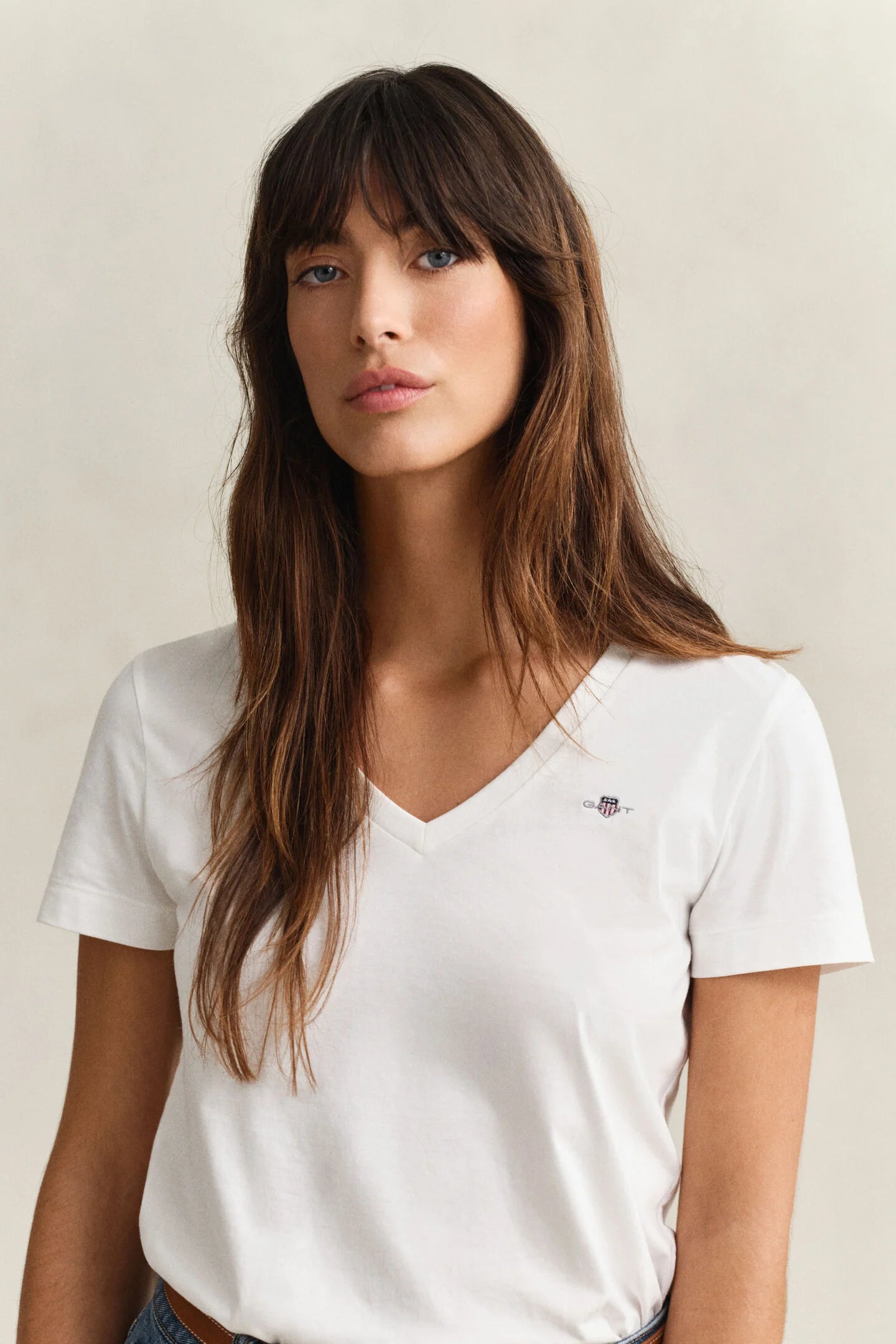 T-shirt col V Shield en coton - Coupe féminine et confort premium – Gant