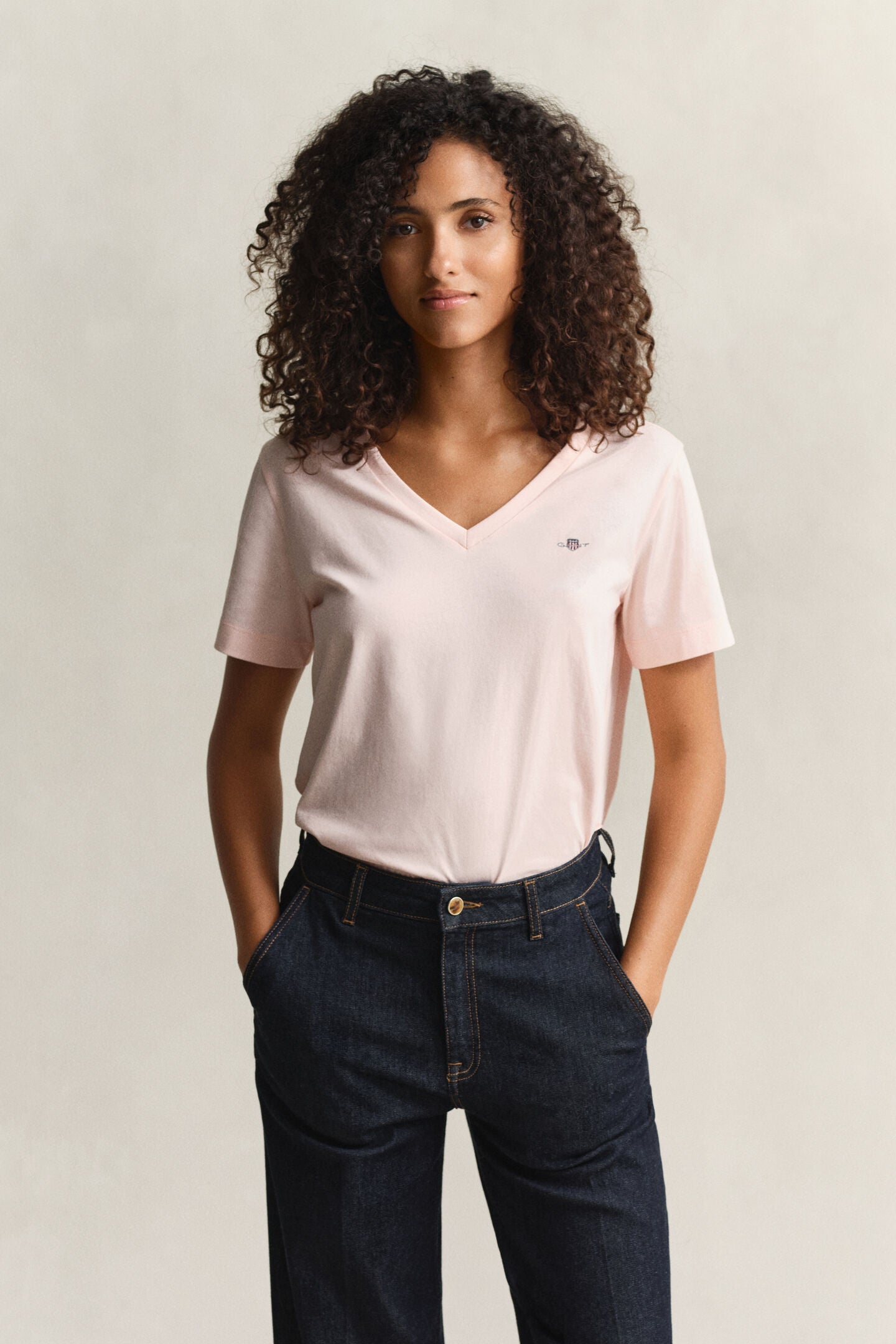 T-shirt col V Shield en coton - Coupe féminine et confort premium – Gant