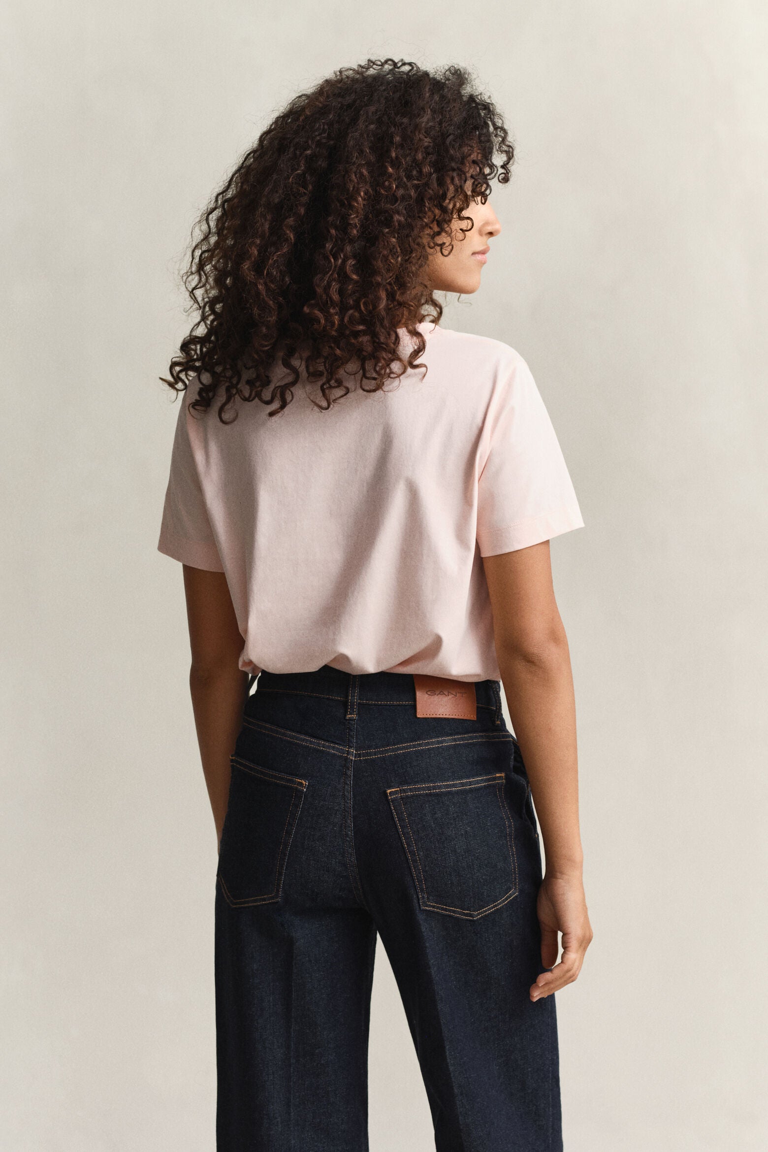 T-shirt col V Shield en coton - Coupe féminine et confort premium – Gant