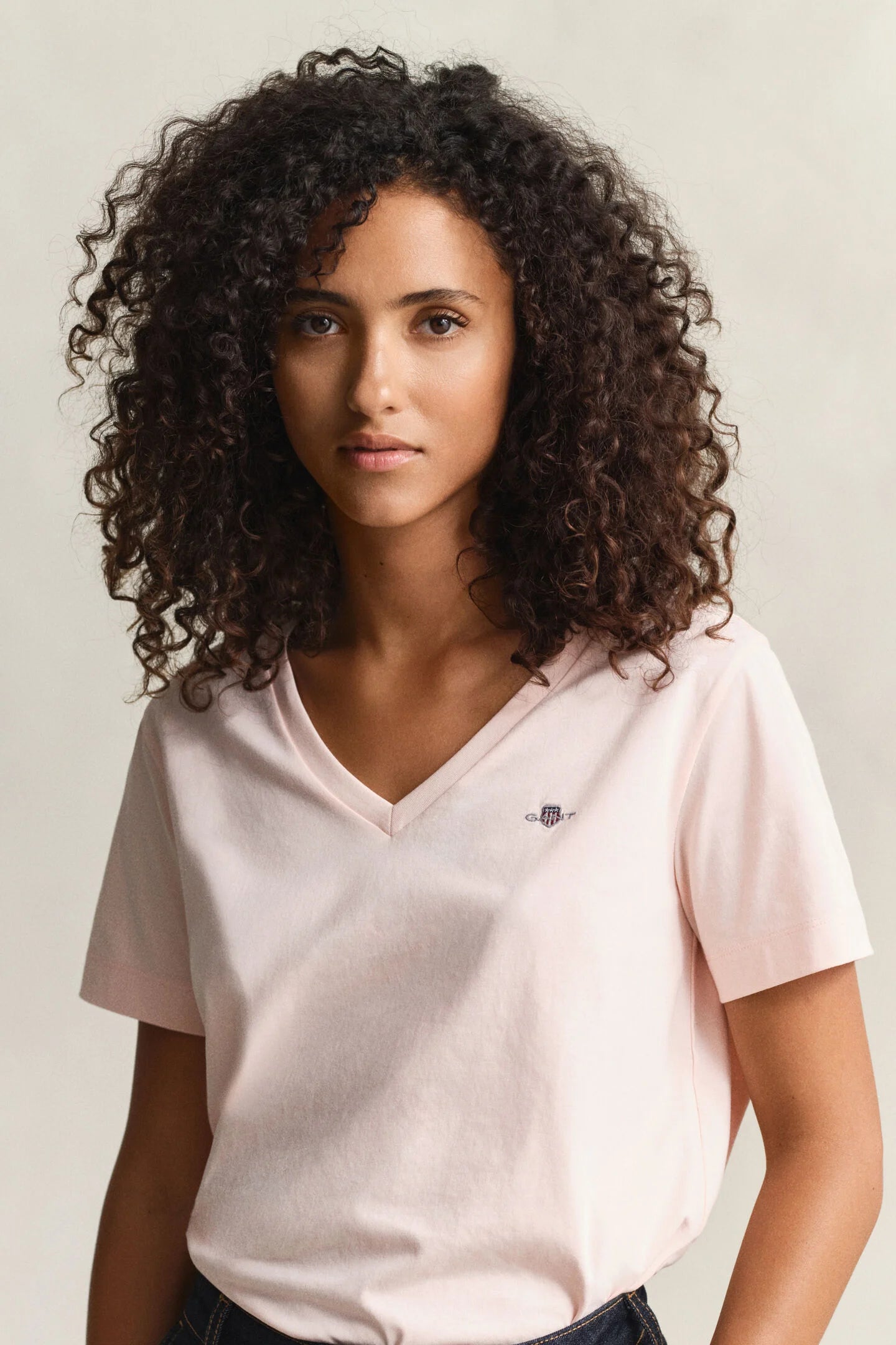 T-shirt col V Shield en coton - Coupe féminine et confort premium – Gant